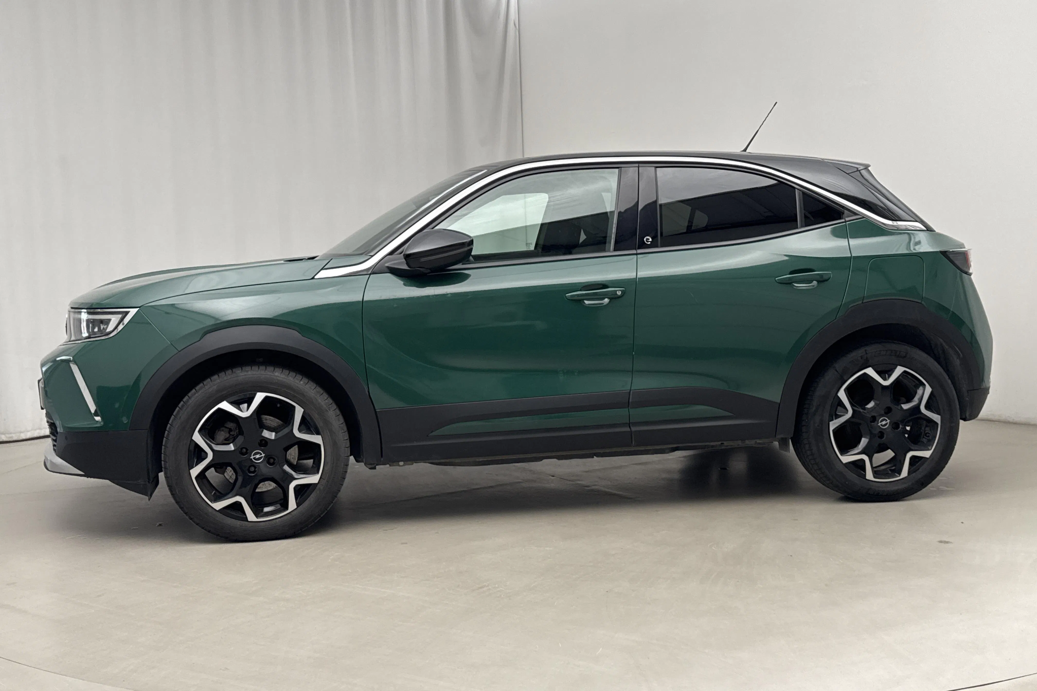 Presentationsfoto 2 av 21: Opel Mokka-e (136hk) - 7 687 mil - Automat - grön - 2021