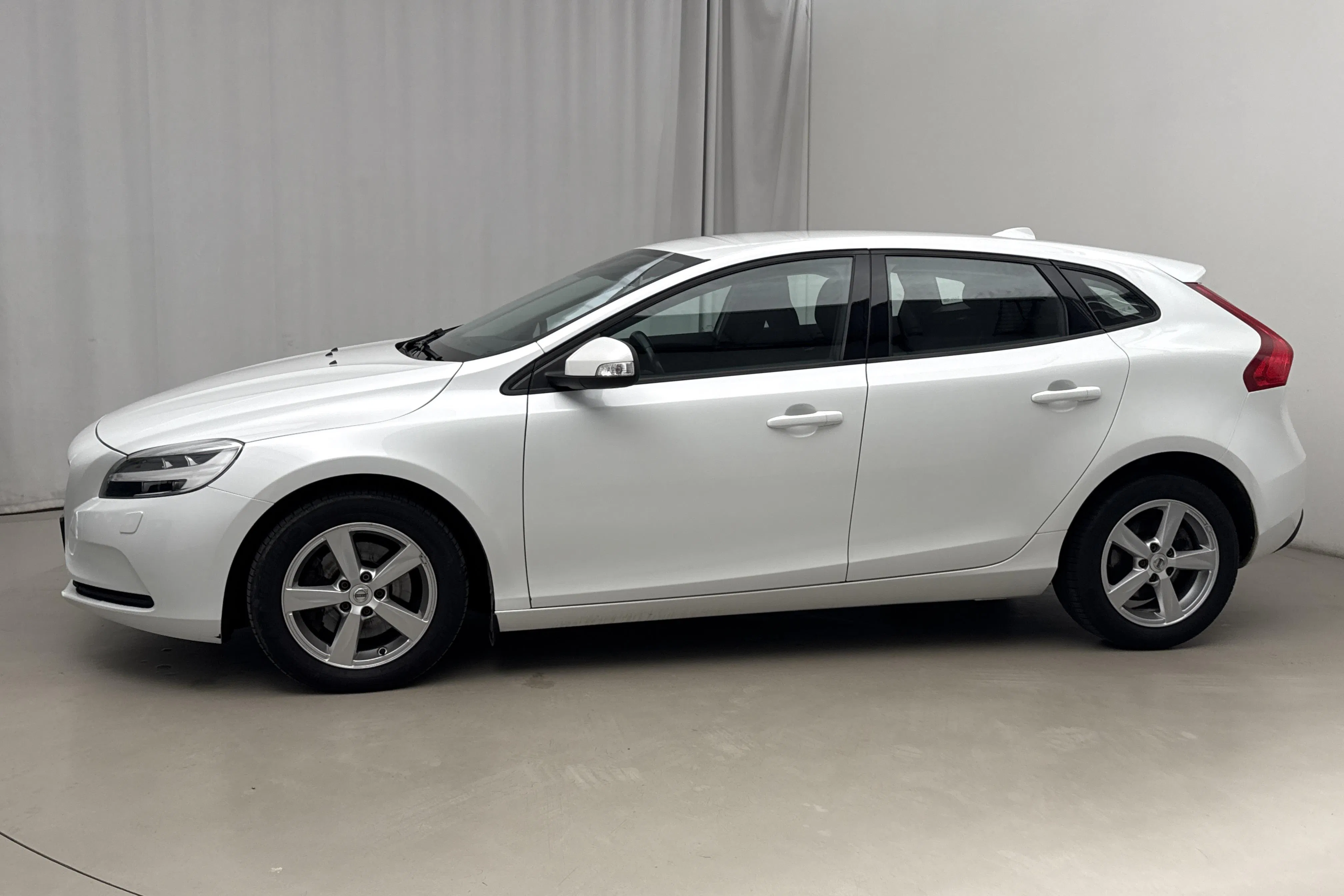 Presentationsfoto 2 av 13: Volvo V40 T2 (122hk) - 8 970 mil - Manuell - vit - 2017