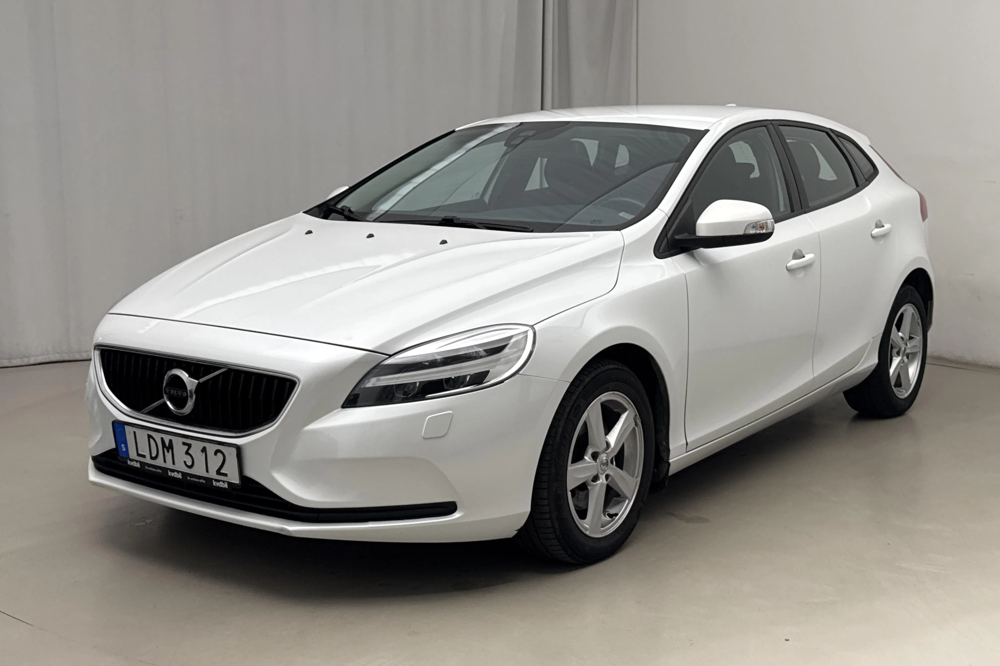 Presentationsfoto 1 av 13: Volvo V40 T2 (122hk) - 8 970 mil - Manuell - vit - 2017