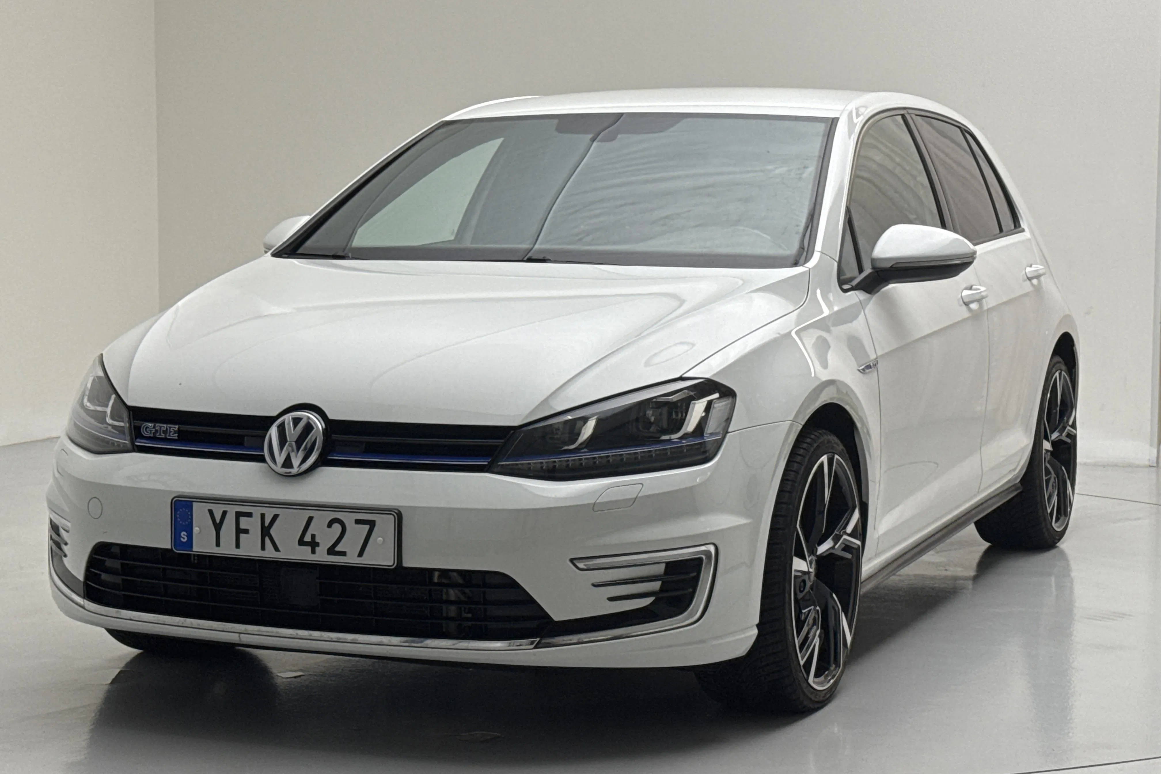 Presentation photo 1 of 16: VW Golf VII GTE 5dr (204hk) - 14 617 Scandinavian mile - Automatic - white - 2017