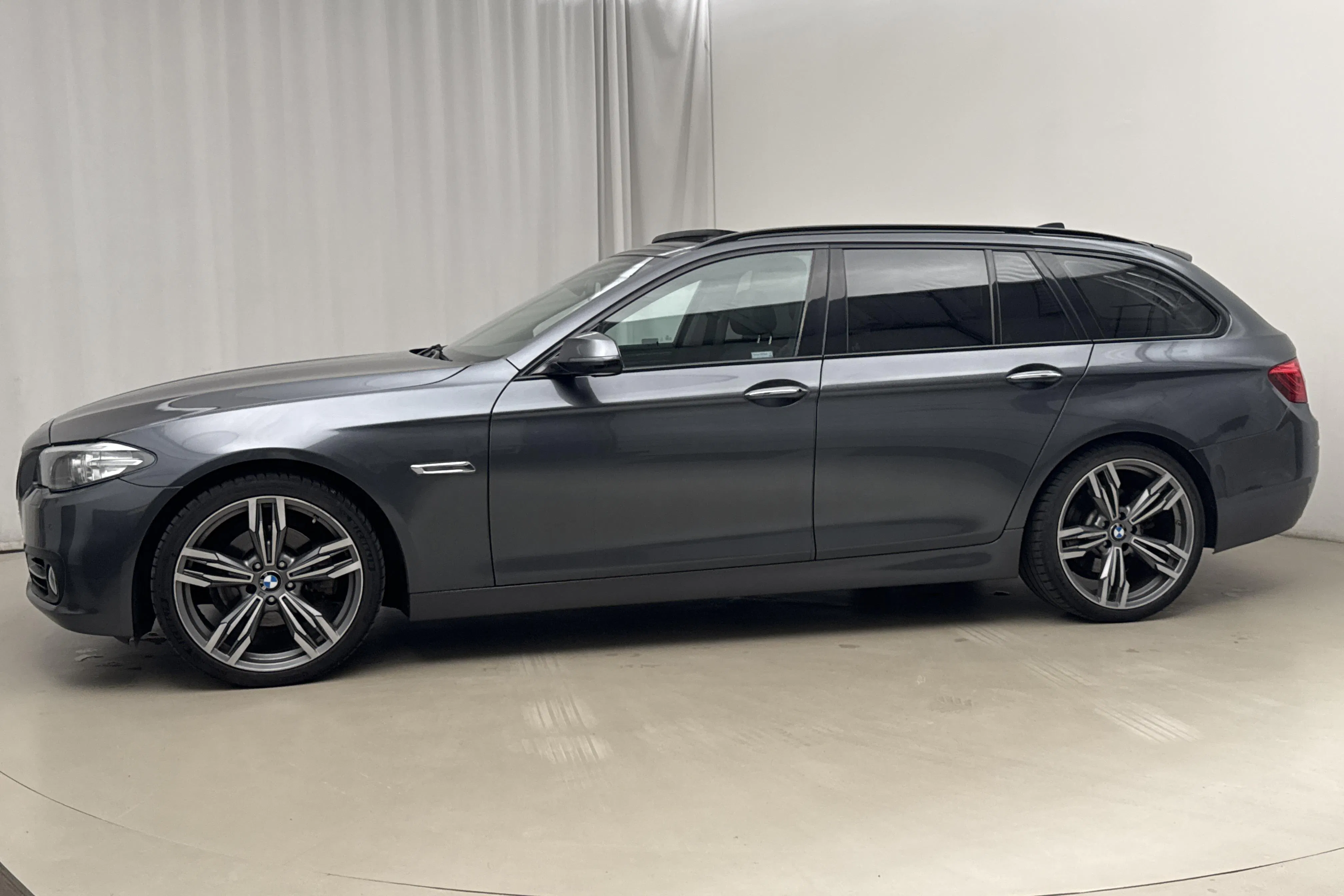 Presentation photo 2 of 24: BMW 520d xDrive Touring, F11 (190hk) - 96 770 km - Automatic - gray - 2017
