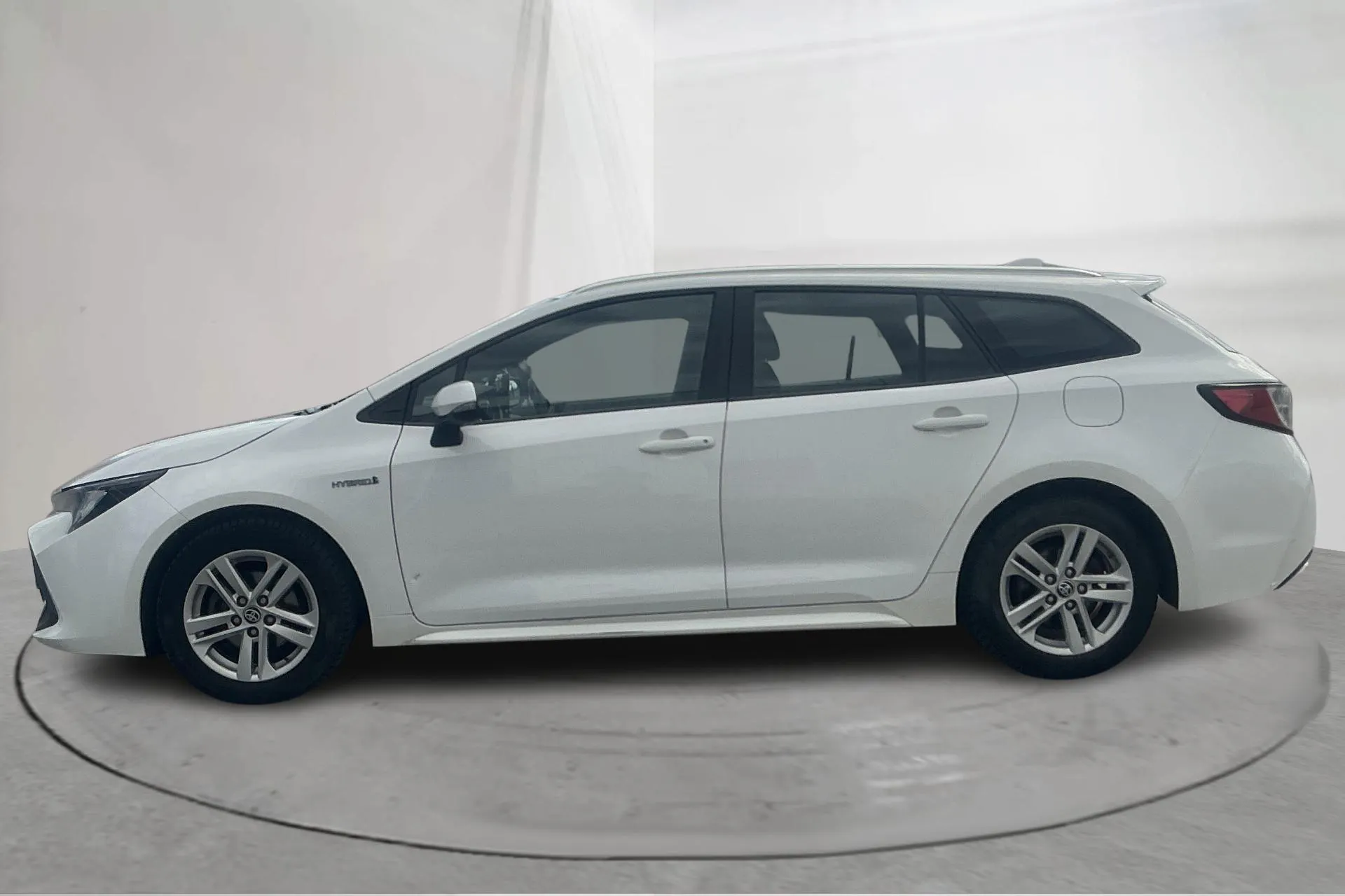 Presentationsfoto 2 av 13: Toyota Corolla 1.8 Hybrid Touring Sports (122hk) - 18 212 mil - Automat - vit - 2020