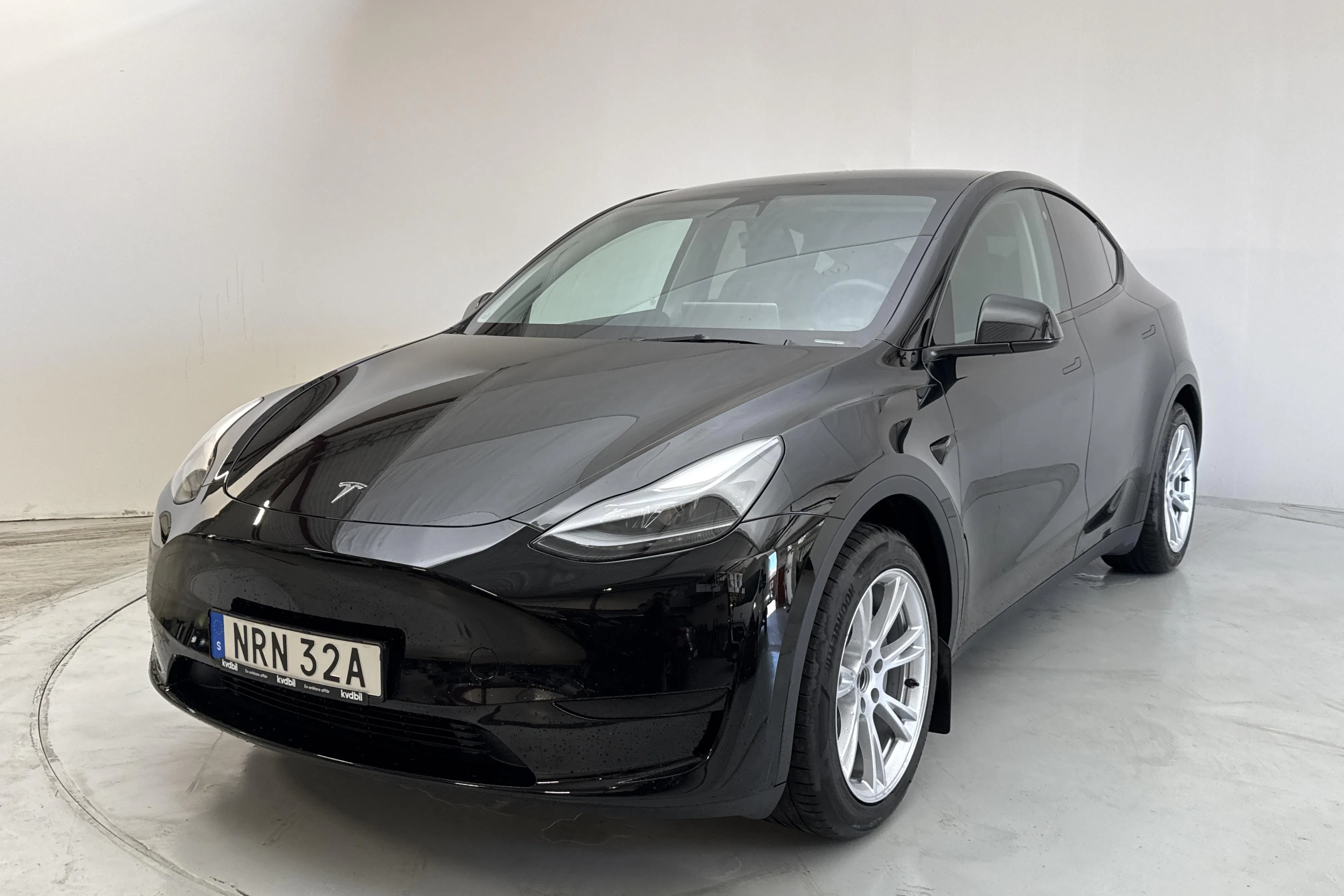 Presentationsfoto 1 av 19: Tesla Model Y RWD - 3 385 mil - Automat - svart - 2023