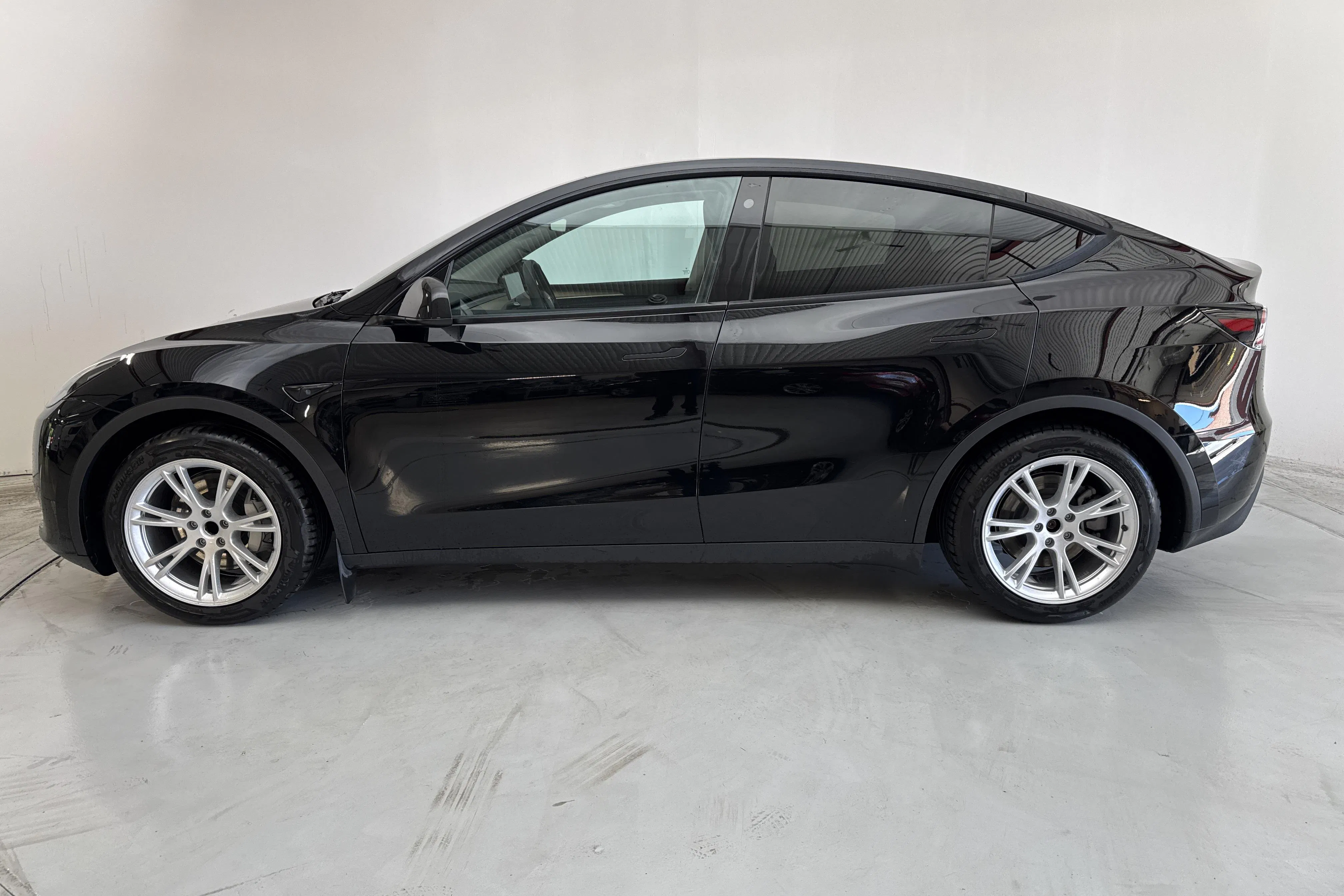 Presentationsfoto 2 av 19: Tesla Model Y RWD - 3 385 mil - Automat - svart - 2023