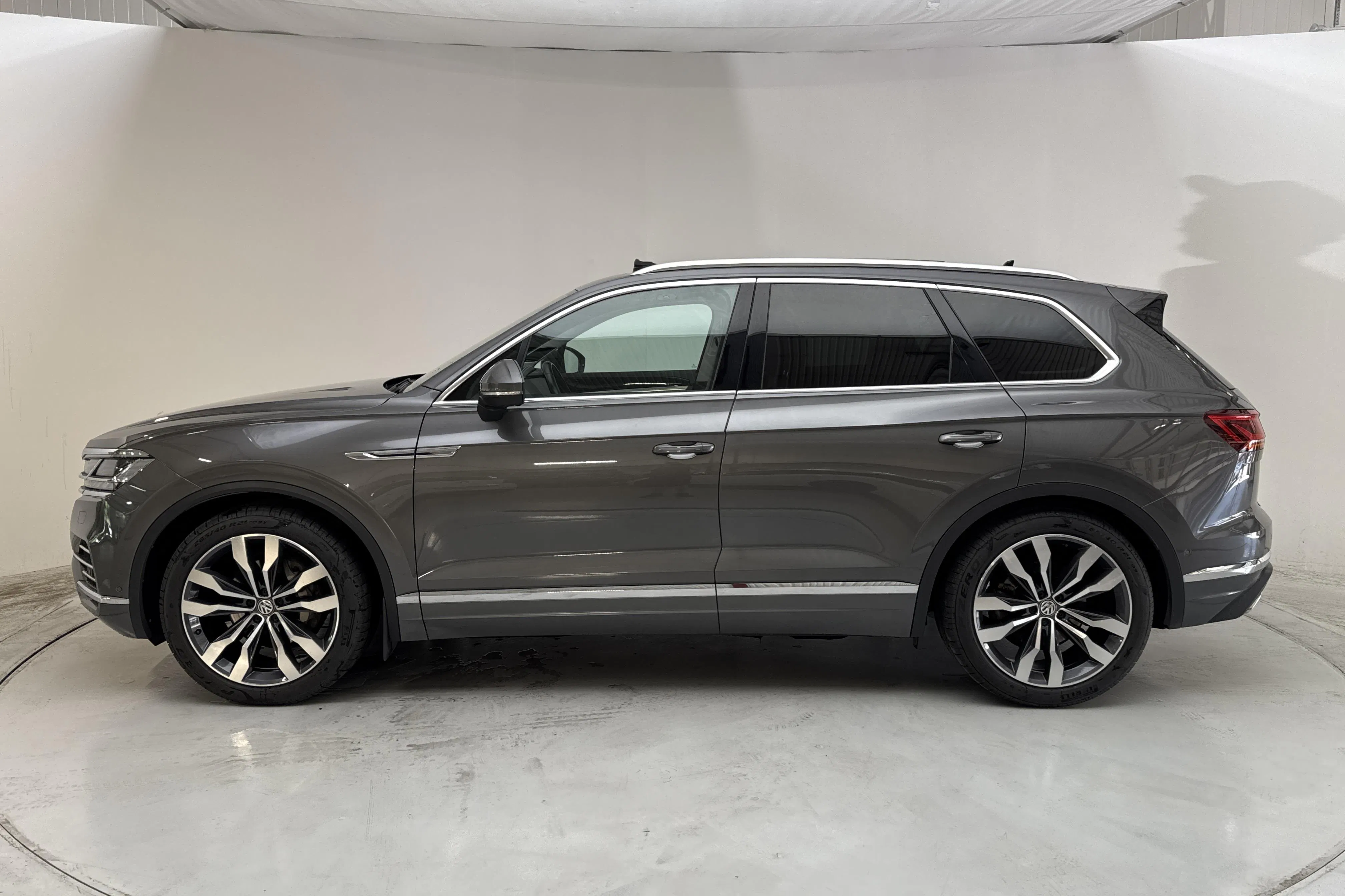 Presentationsfoto 2 av 19: VW Touareg V6 TDI 4Motion (286hk) - 11 314 mil - Automat - Mörkgrå - 2020