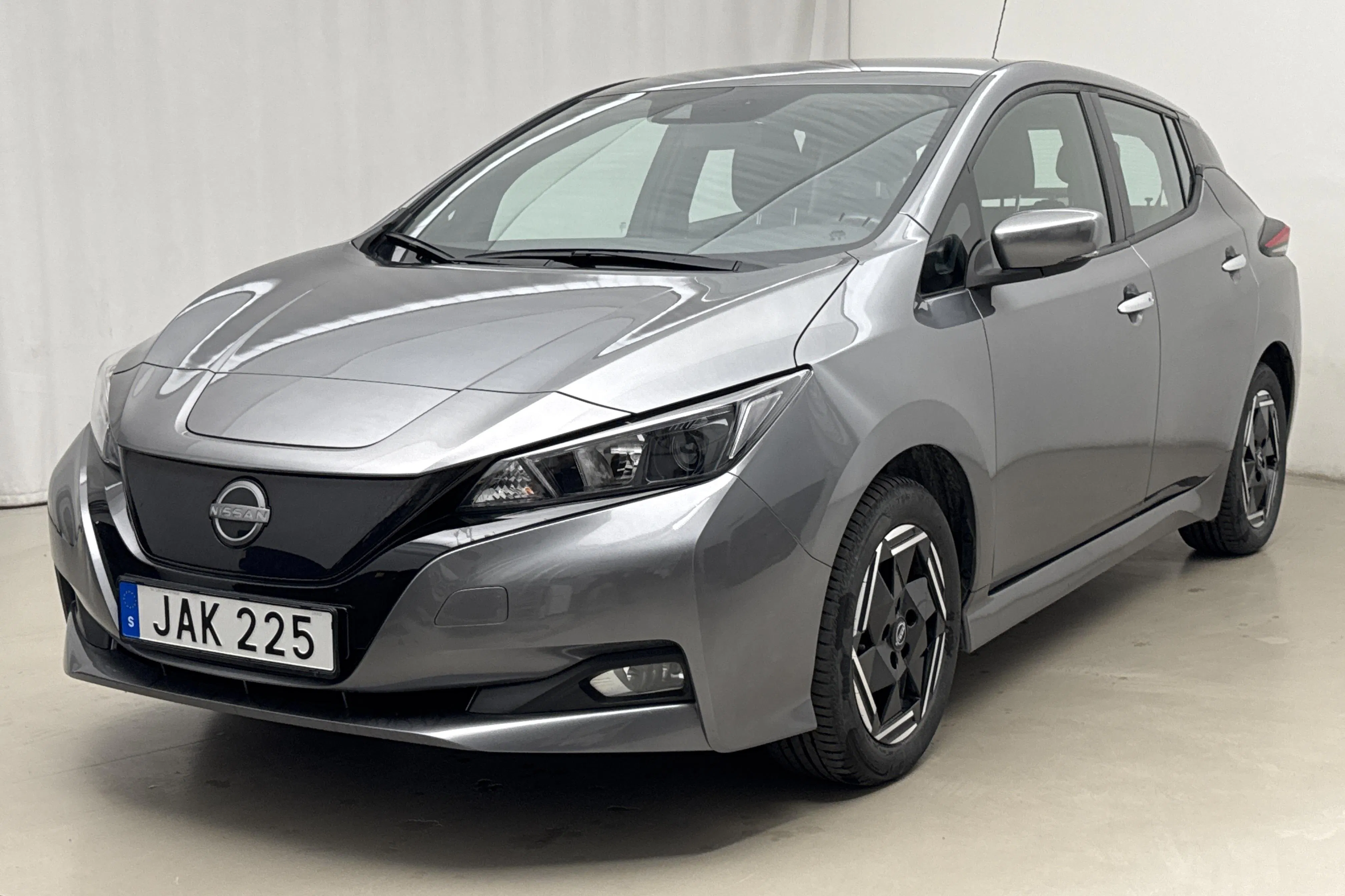 Presentation photo 1 of 18: Nissan LEAF 5dr 39kWh (150hk) - 31 670 km - Automatic - gray - 2023