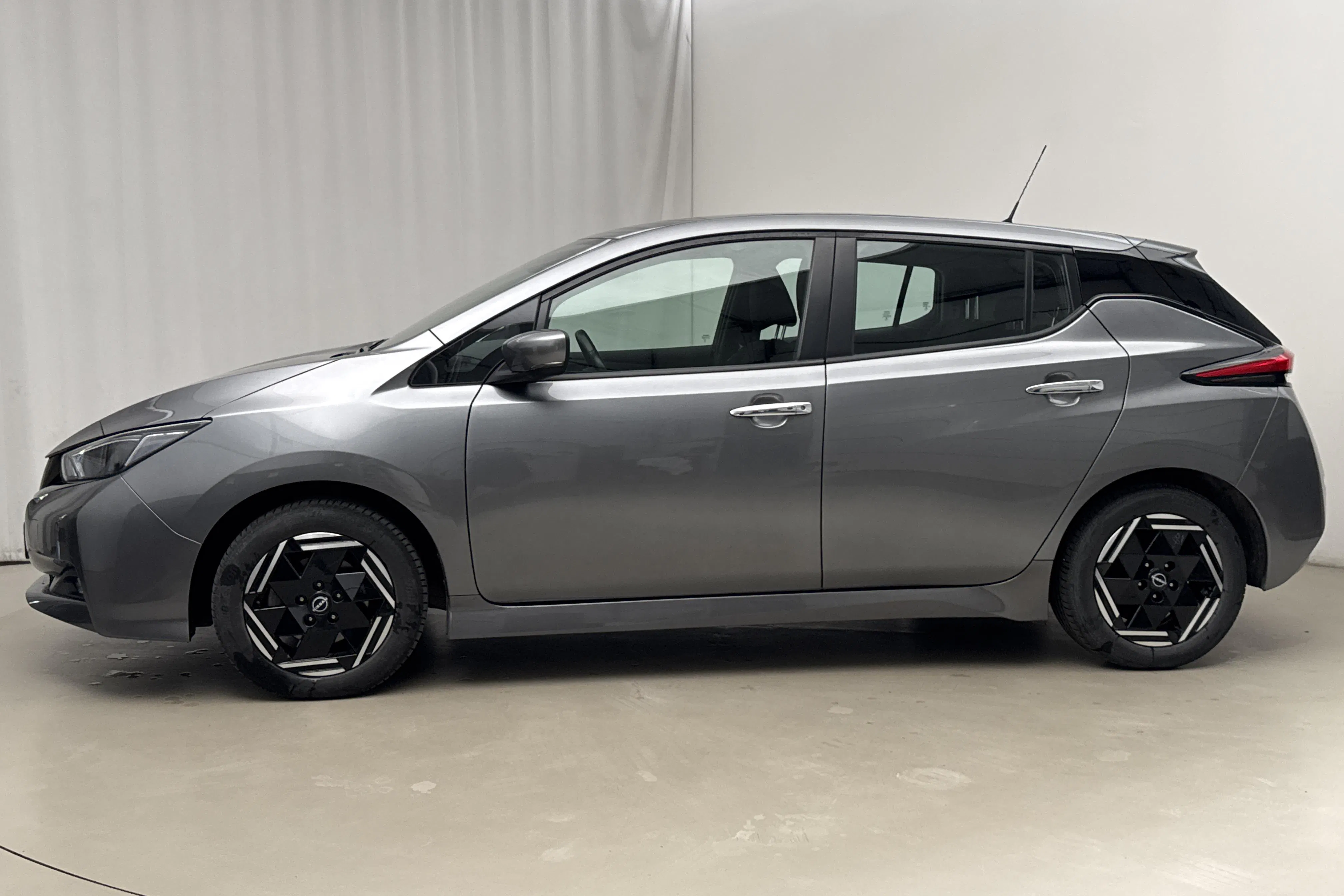 Presentation photo 2 of 18: Nissan LEAF 5dr 39kWh (150hk) - 31 670 km - Automatic - gray - 2023