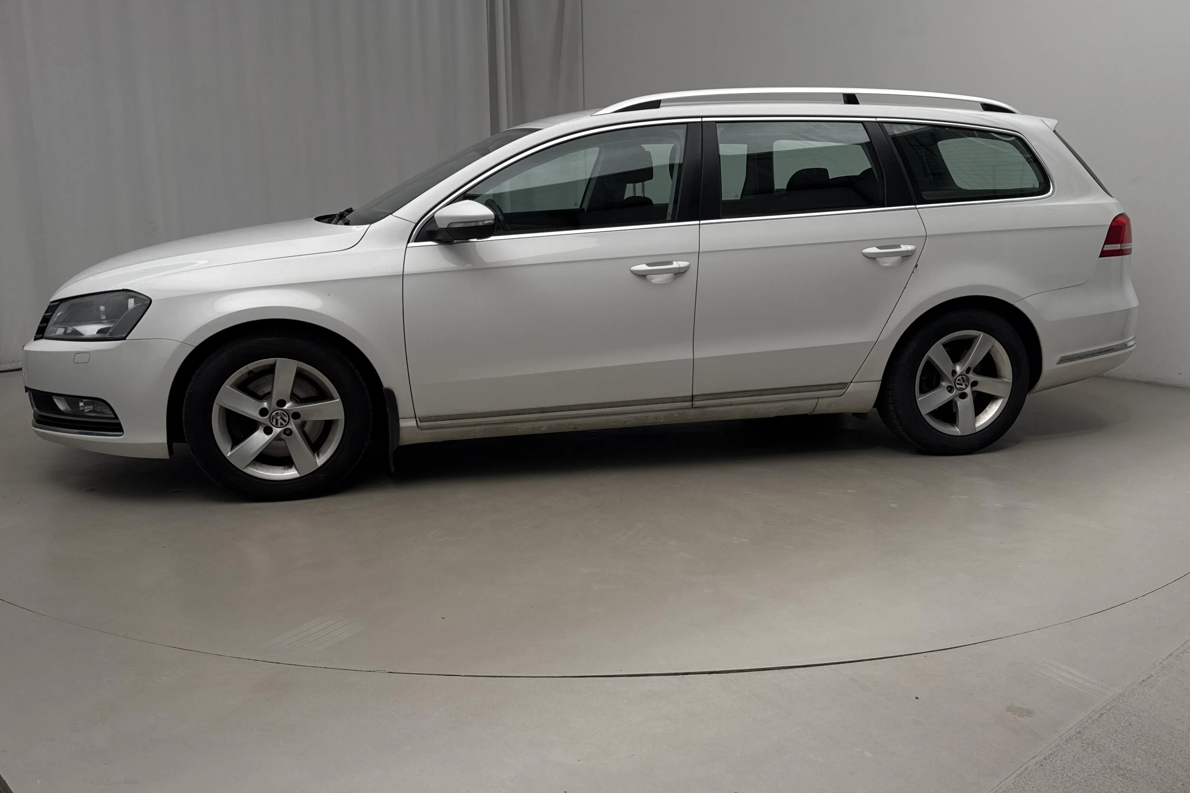 Presentation photo 2 of 13: VW Passat 2.0 TDI BlueMotion Technology Variant (140hk) - 13 528 Scandinavian mile - Manual - white - 2014
