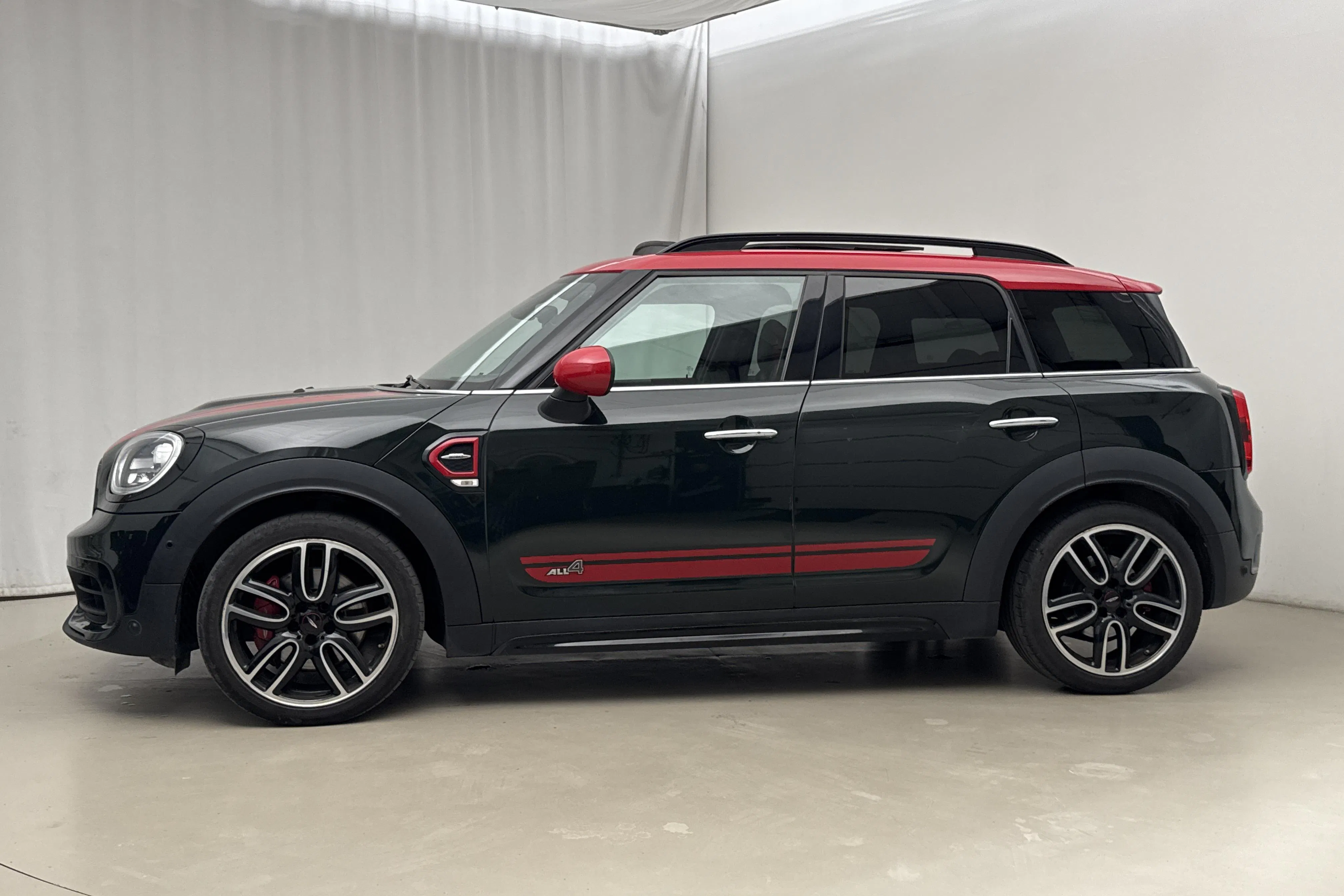 Presentationsfoto 2 av 20: MINI John Cooper Works ALL4 Countryman, F60 (231hk) - 10 227 mil - Automat - grön - 2017