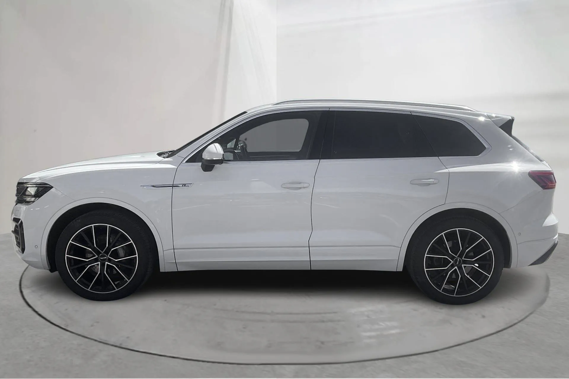 Presentationsfoto 2 av 20: VW Touareg V6 TDI 4Motion (286hk) - 14 135 mil - Automat - vit - 2018