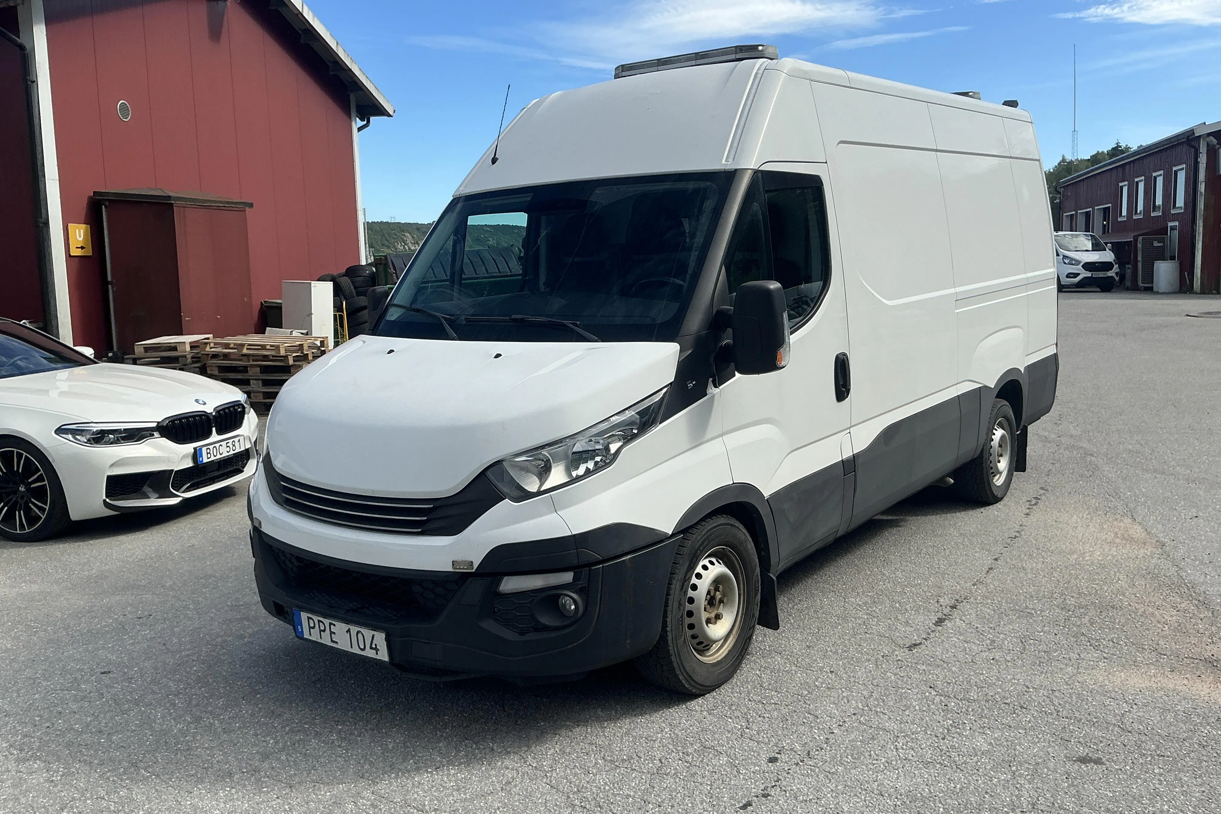 Presentation photo 1 of 12: Iveco Daily 35 2.3 (136hk) - 278 950 km - Automatic - white - 2018