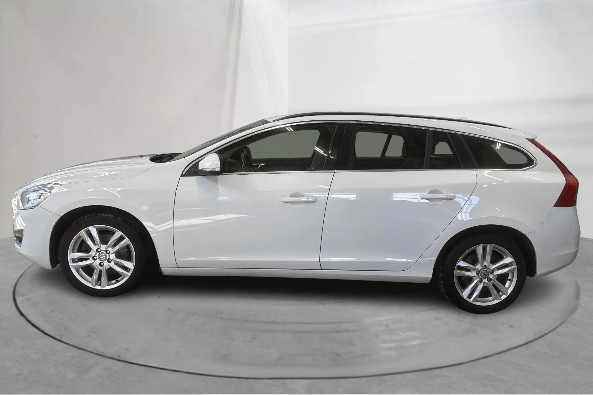 Presentationsfoto 2 av 14: Volvo V60 D4 (163hk) - 13 299 mil - Manuell - vit - 2013