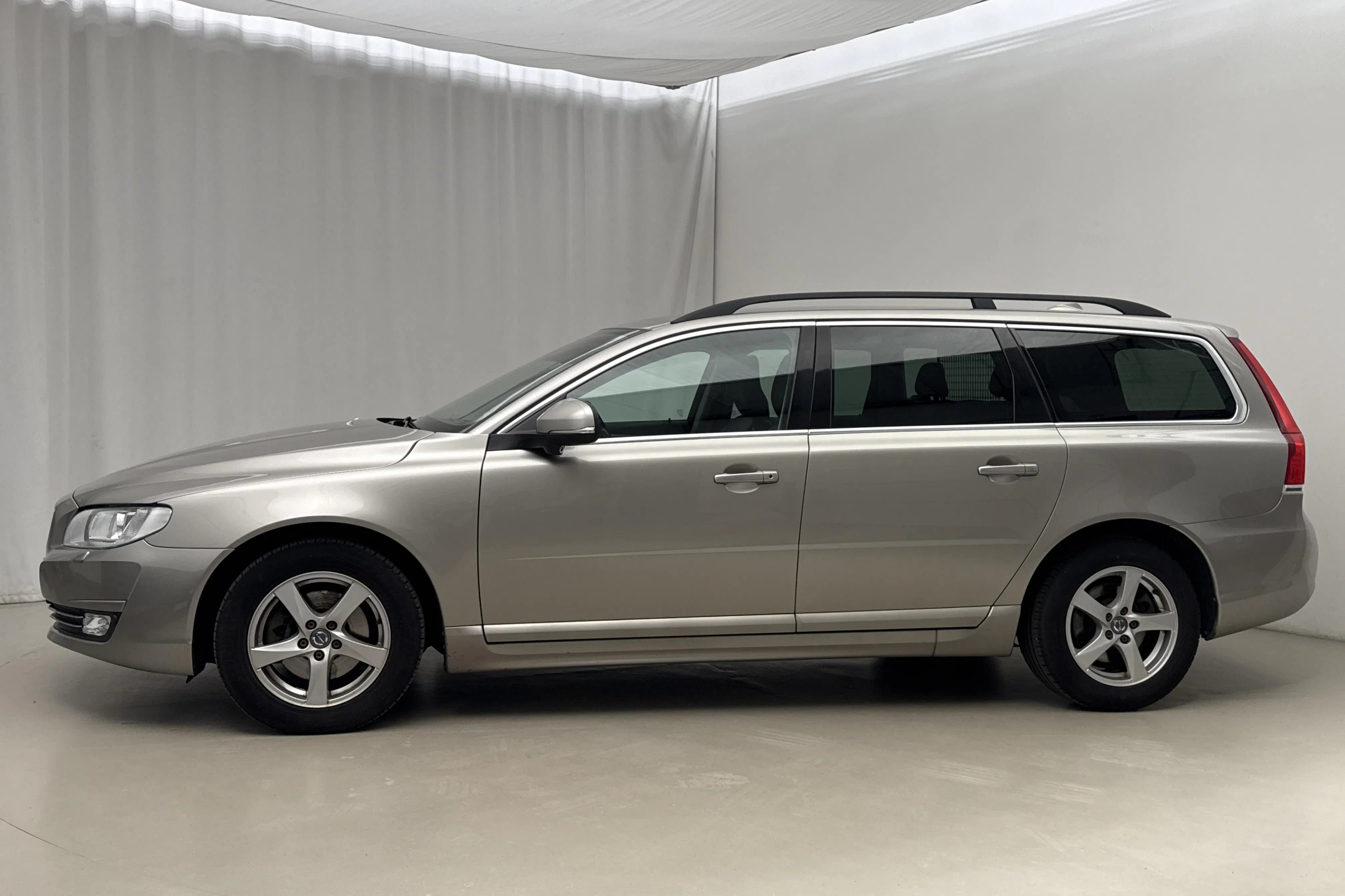 Presentationsfoto 2 av 15: Volvo V70 II D4 (181hk) - 20 464 mil - Automat - Ljusbrun - 2015