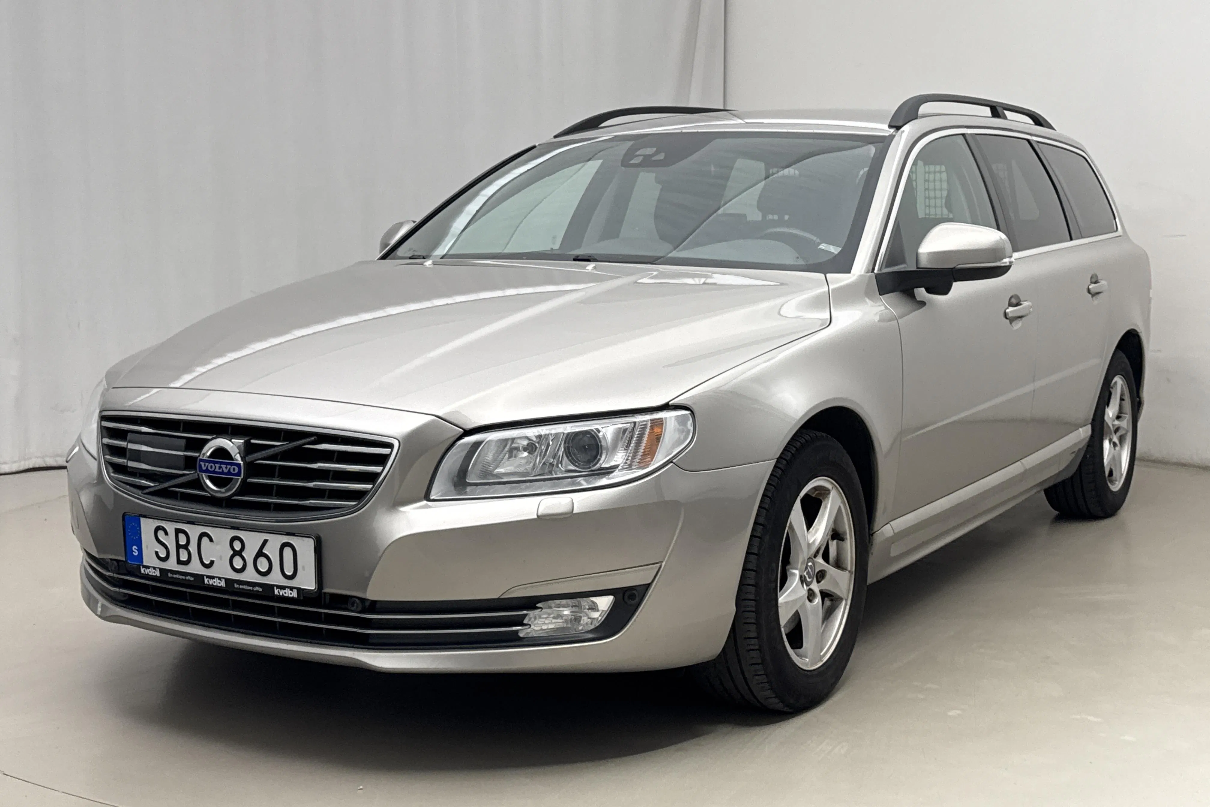 Presentationsfoto 1 av 15: Volvo V70 II D4 (181hk) - 20 464 mil - Automat - Ljusbrun - 2015