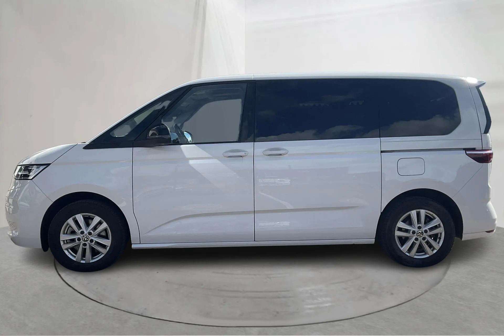 Presentationsfoto 2 av 21: VW Multivan T7 1.4 eHybrid (218hk) - 12 160 mil - Automat - vit - 2023