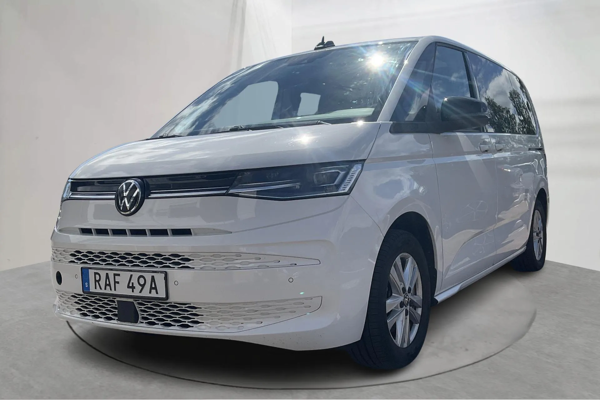 Presentationsfoto 1 av 21: VW Multivan T7 1.4 eHybrid (218hk) - 12 160 mil - Automat - vit - 2023