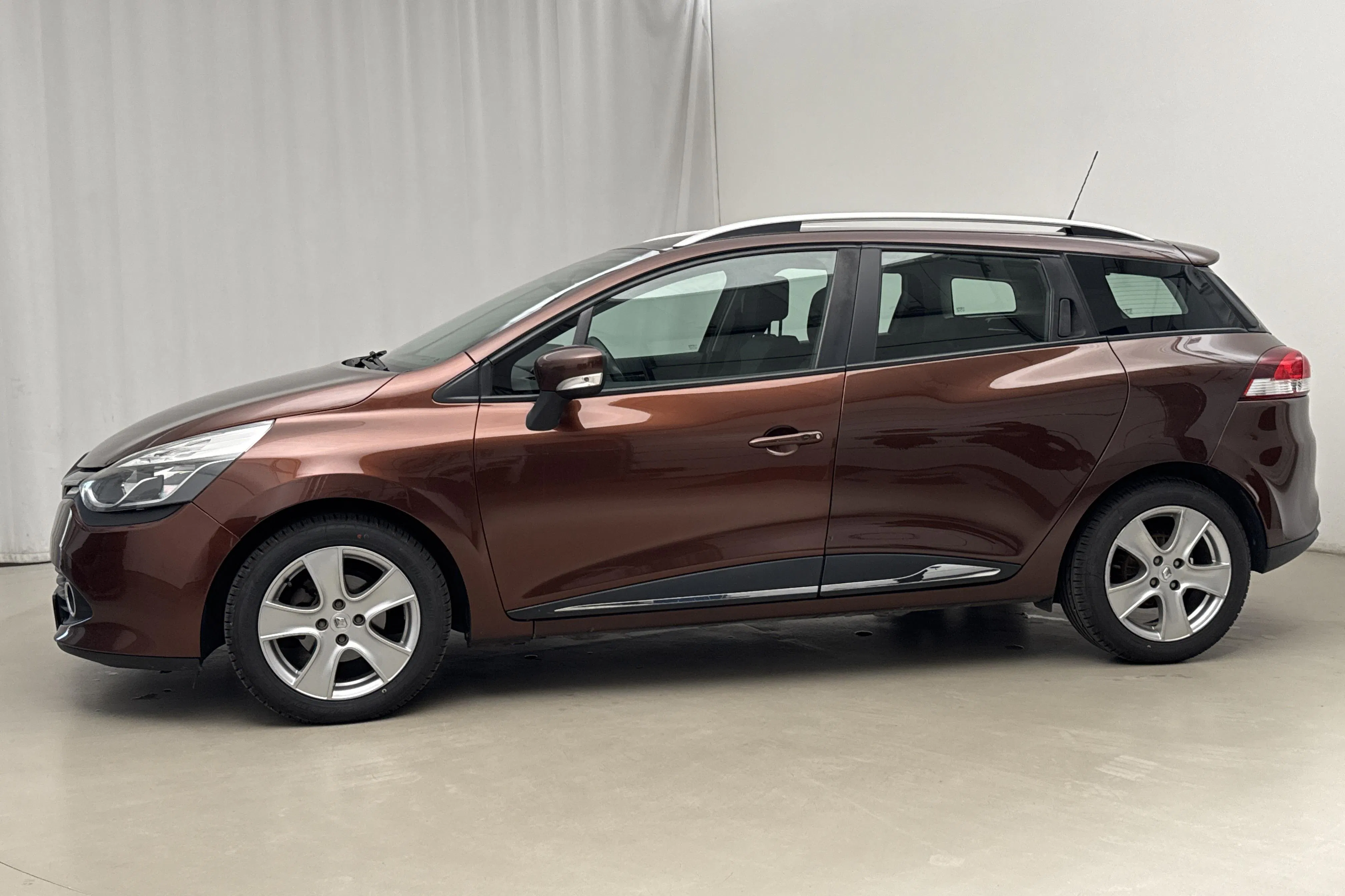 Presentationsfoto 2 av 15: Renault Clio IV 0.9 TCe 90 Sports Tourer (90hk) - 15 030 mil - Manuell - brun - 2015