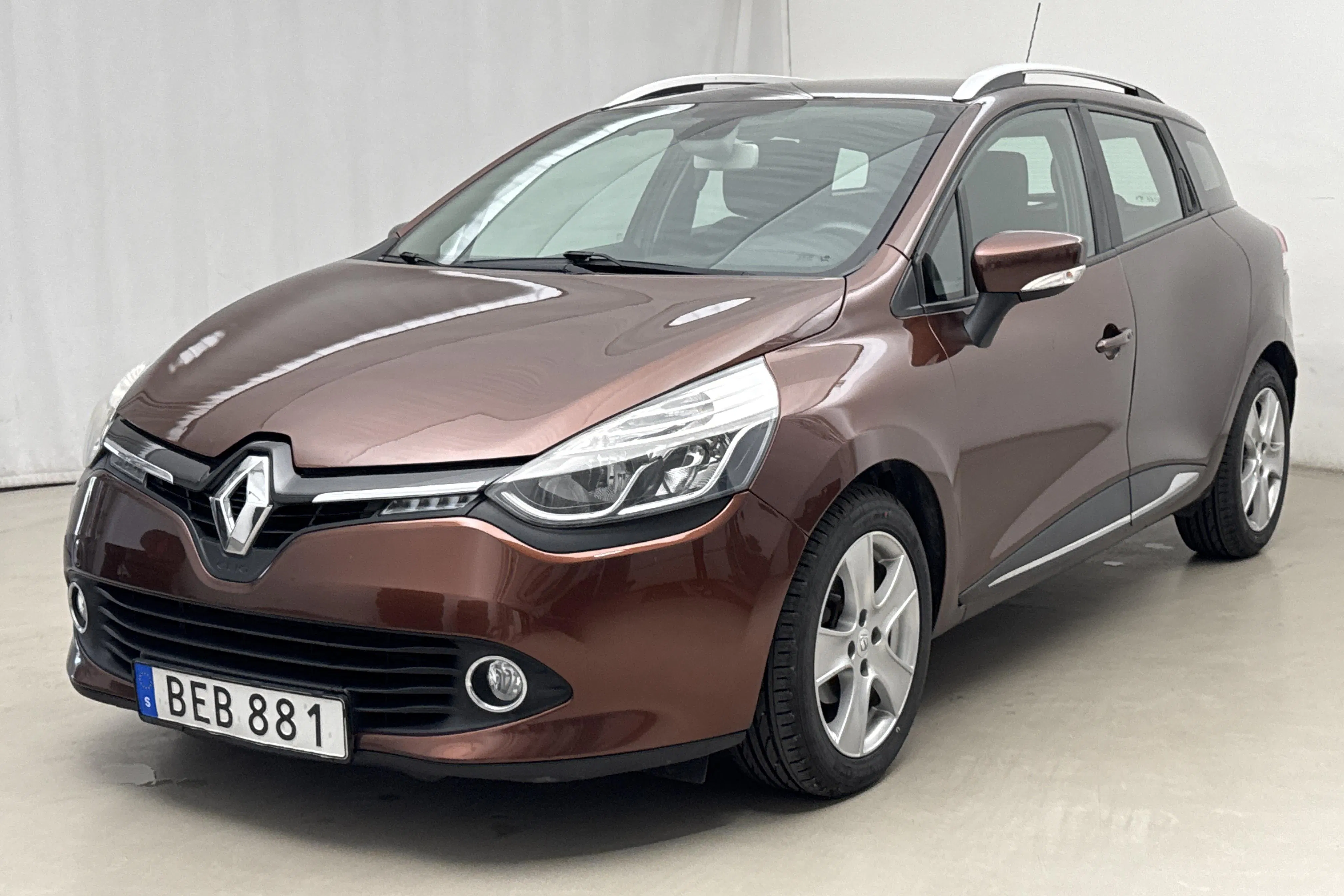 Presentationsfoto 1 av 15: Renault Clio IV 0.9 TCe 90 Sports Tourer (90hk) - 15 030 mil - Manuell - brun - 2015