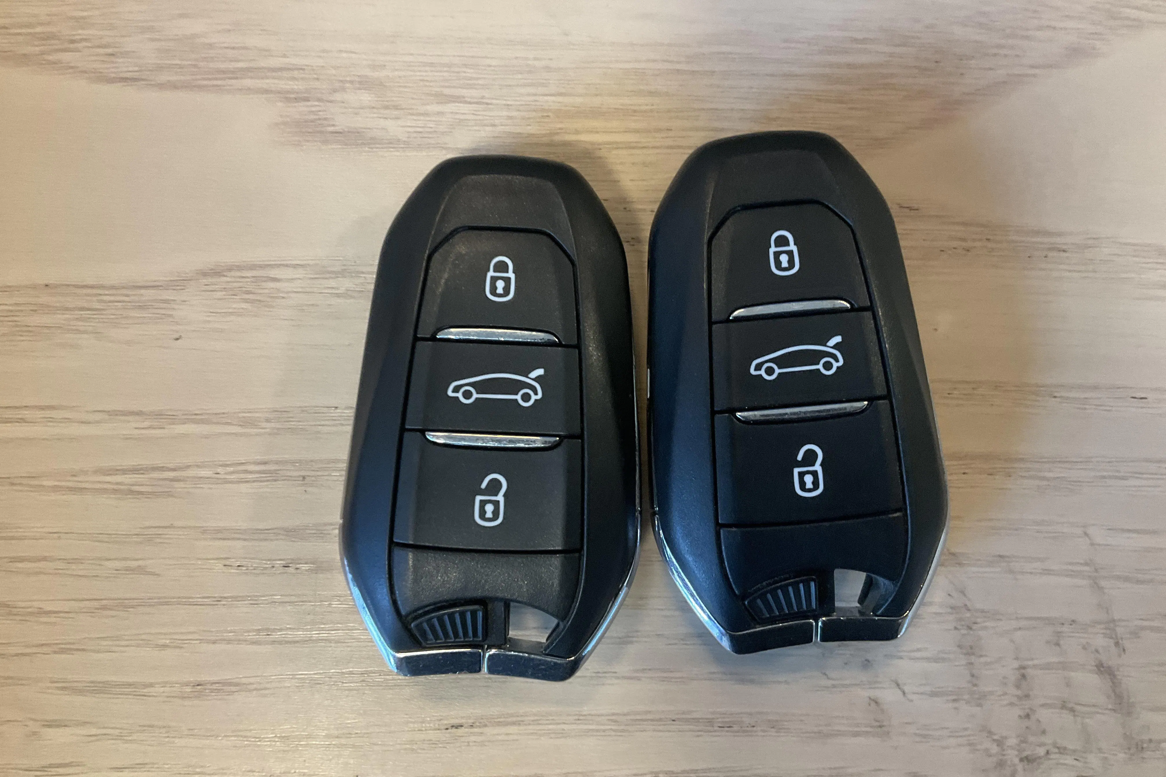 Presentationsfoto 16 av 16: Peugeot 3008 1.6 Plug-in Hybrid 4 (300hk) - 16 028 mil - Automat - vit - 2020