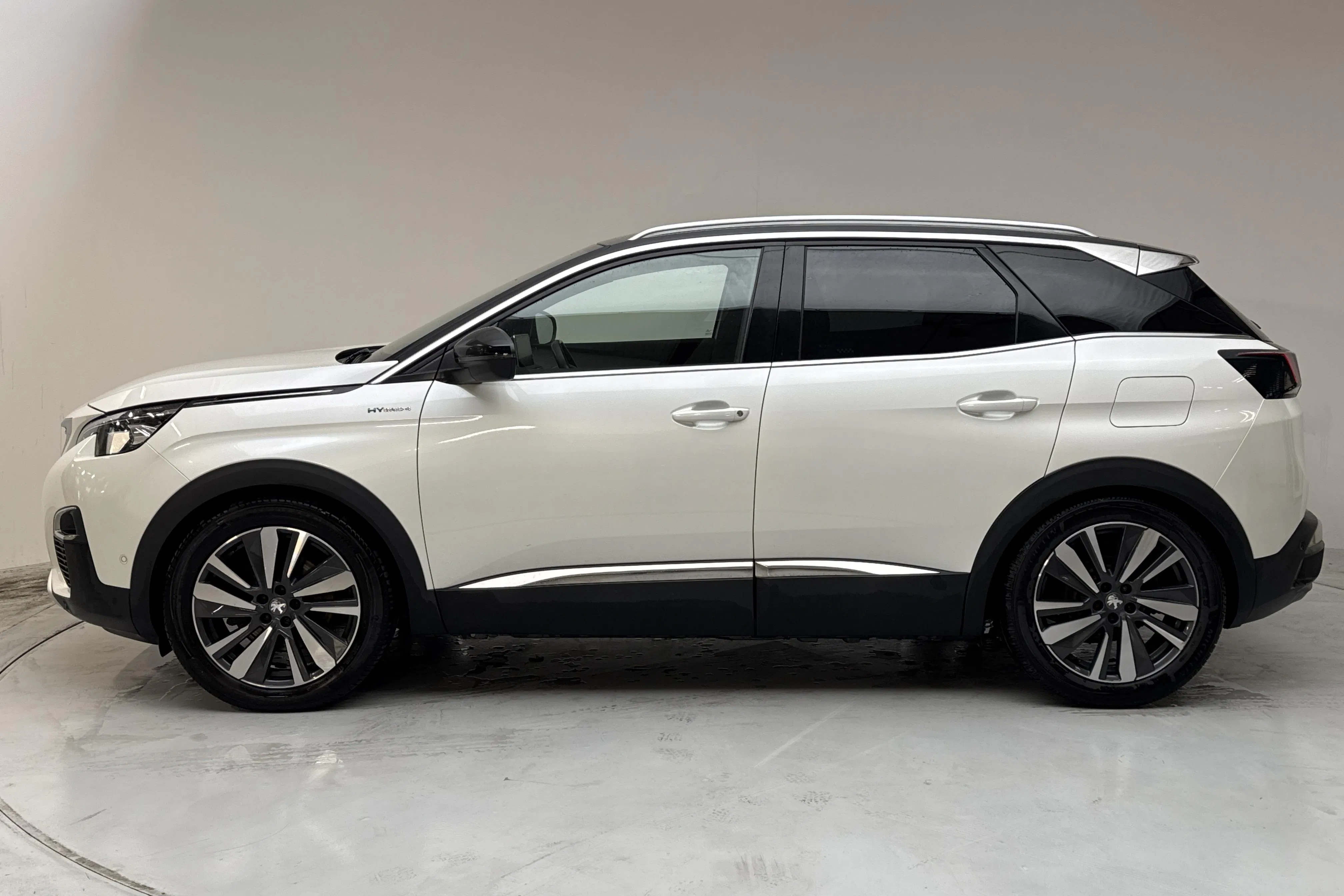 Presentationsfoto 2 av 16: Peugeot 3008 1.6 Plug-in Hybrid 4 (300hk) - 16 028 mil - Automat - vit - 2020