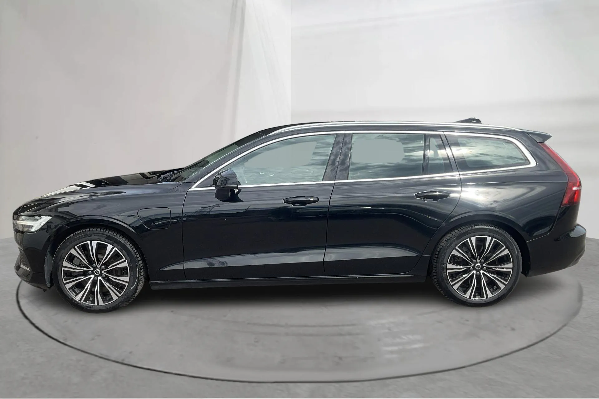 Presentationsfoto 2 av 21: Volvo V60 T6 AWD Recharge (350hk) - 10 603 mil - Automat - svart - 2023
