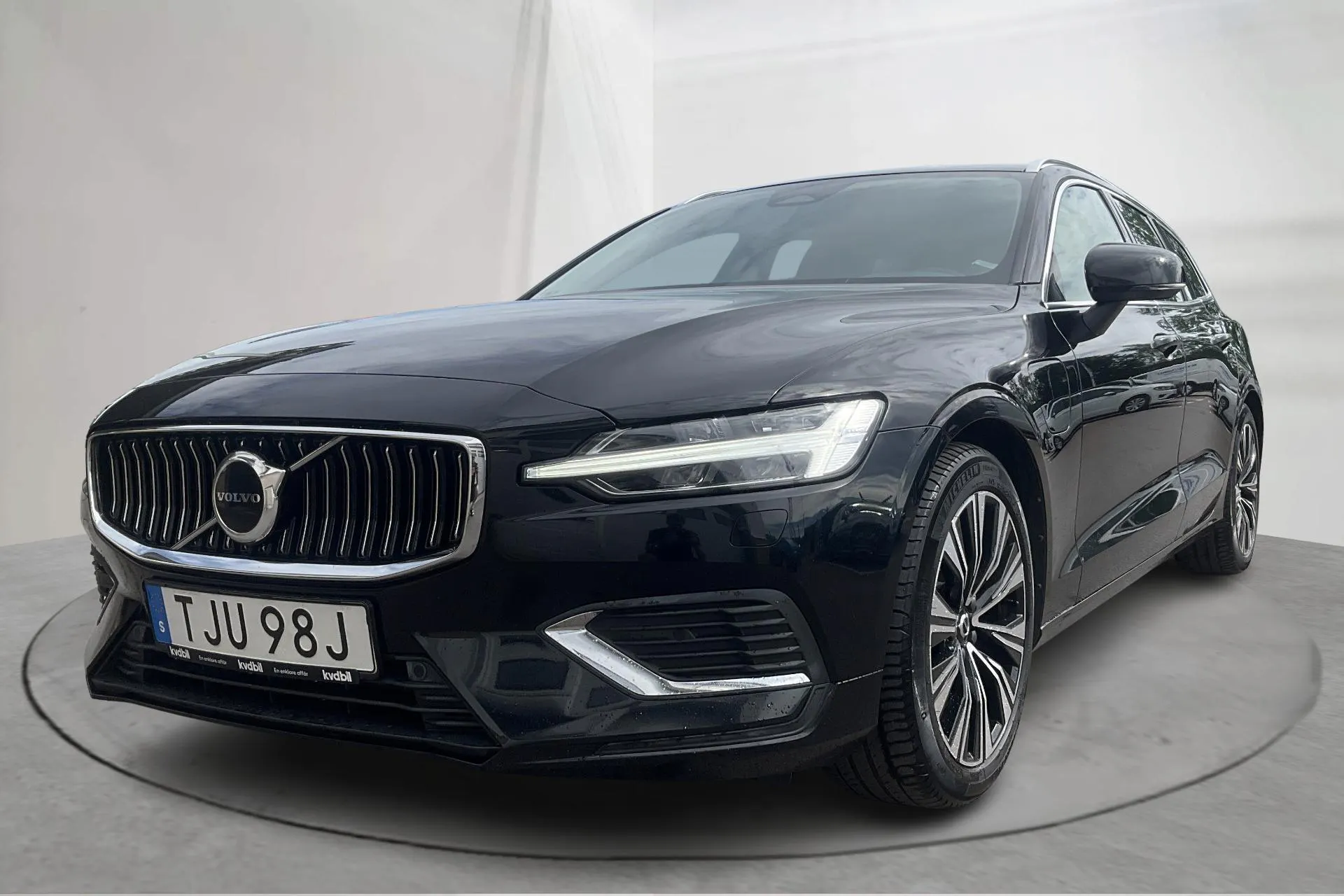 Presentationsfoto 1 av 21: Volvo V60 T6 AWD Recharge (350hk) - 10 603 mil - Automat - svart - 2023