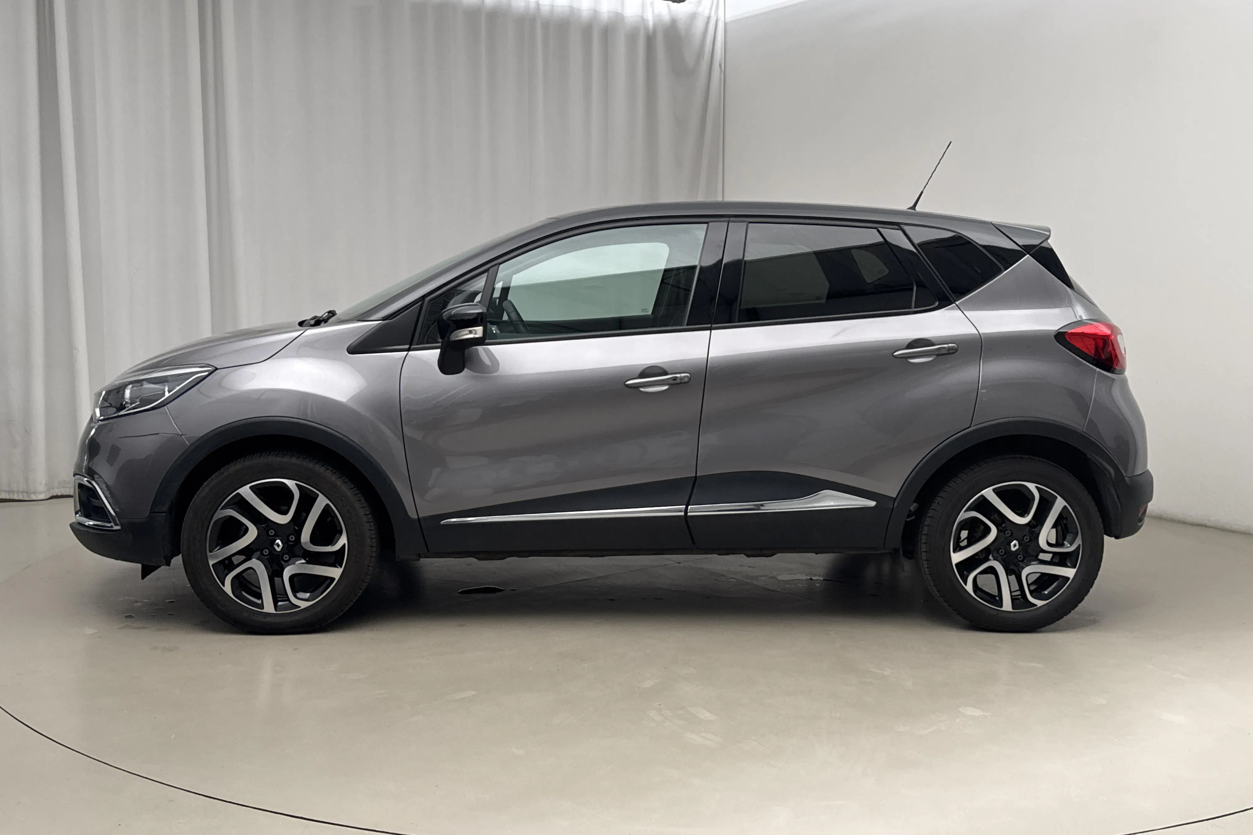 Presentation photo 2 of 15: Renault Captur 0.9 TCe (90hk) - 8 355 Scandinavian mile - Manual - 2016