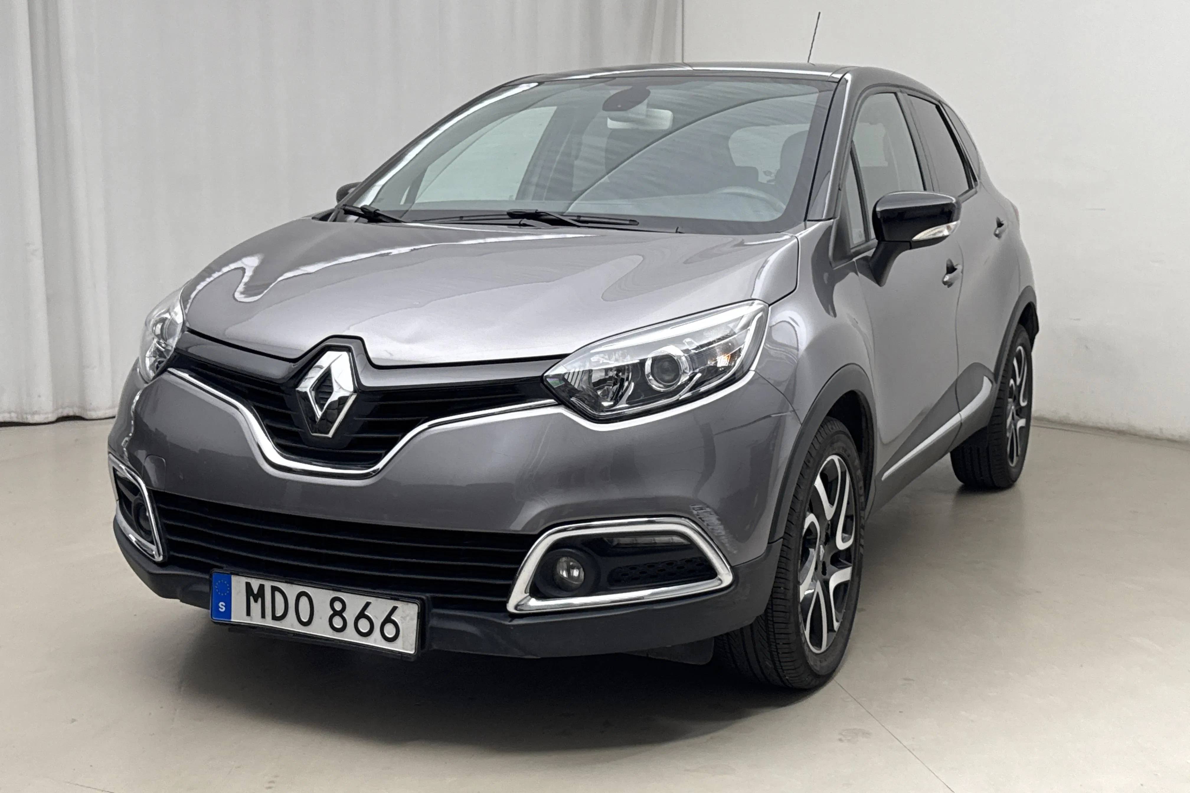 Presentation photo 1 of 15: Renault Captur 0.9 TCe (90hk) - 8 355 Scandinavian mile - Manual - 2016