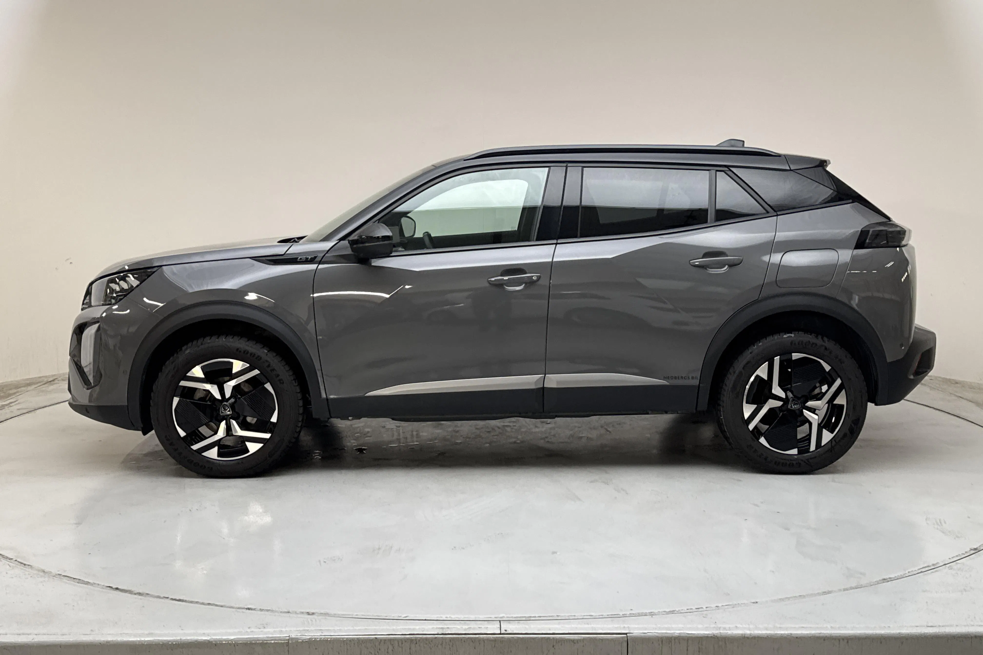 Presentationsfoto 2 av 15: Peugeot 2008 1.2 PureTech (130hk) - 2 513 mil - Automat - grå - 2024