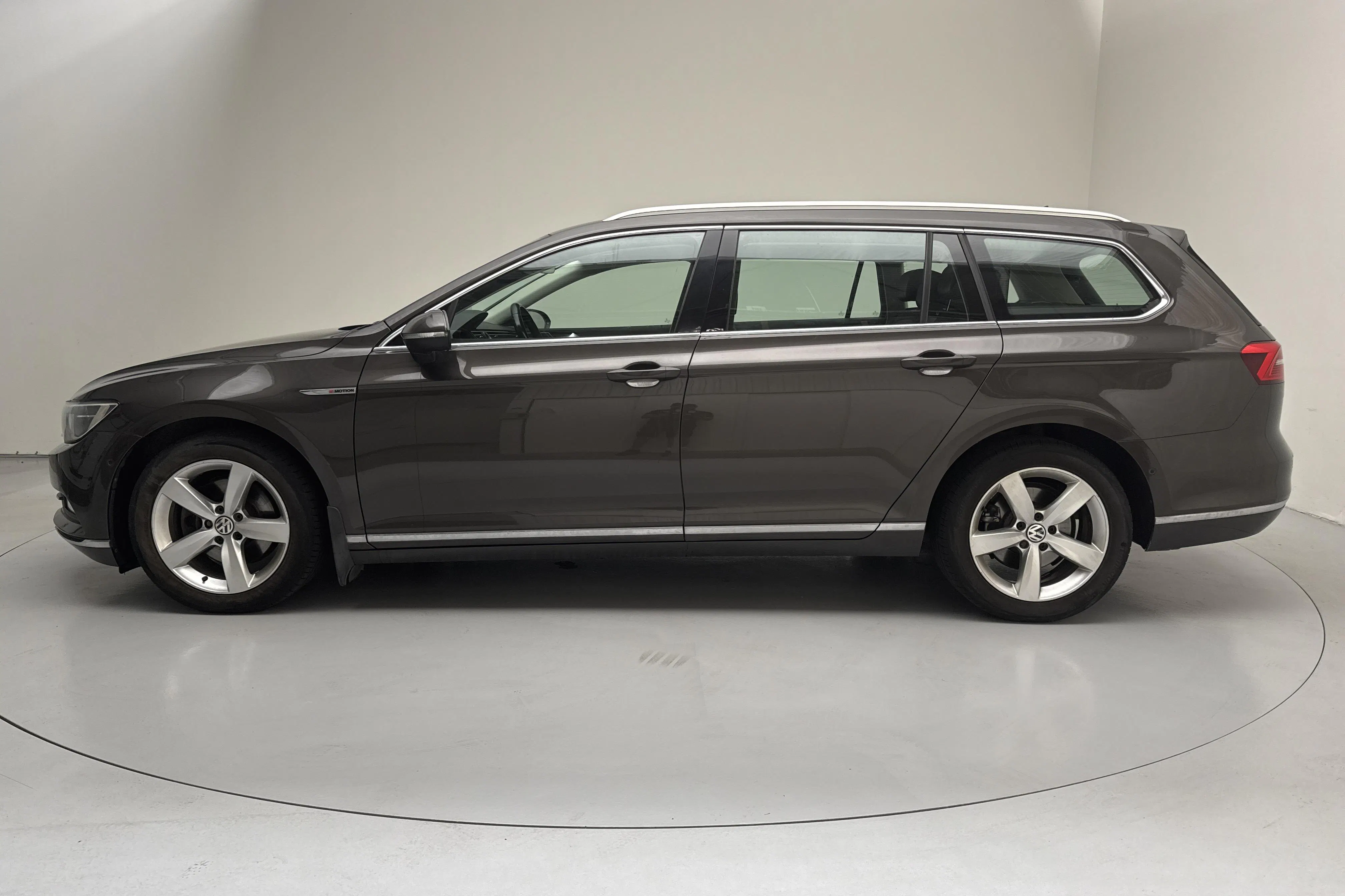 Presentationsfoto 2 av 16: VW Passat 2.0 TDI Sportscombi 4MOTION (190hk) - 22 149 mil - Automat - brun - 2015