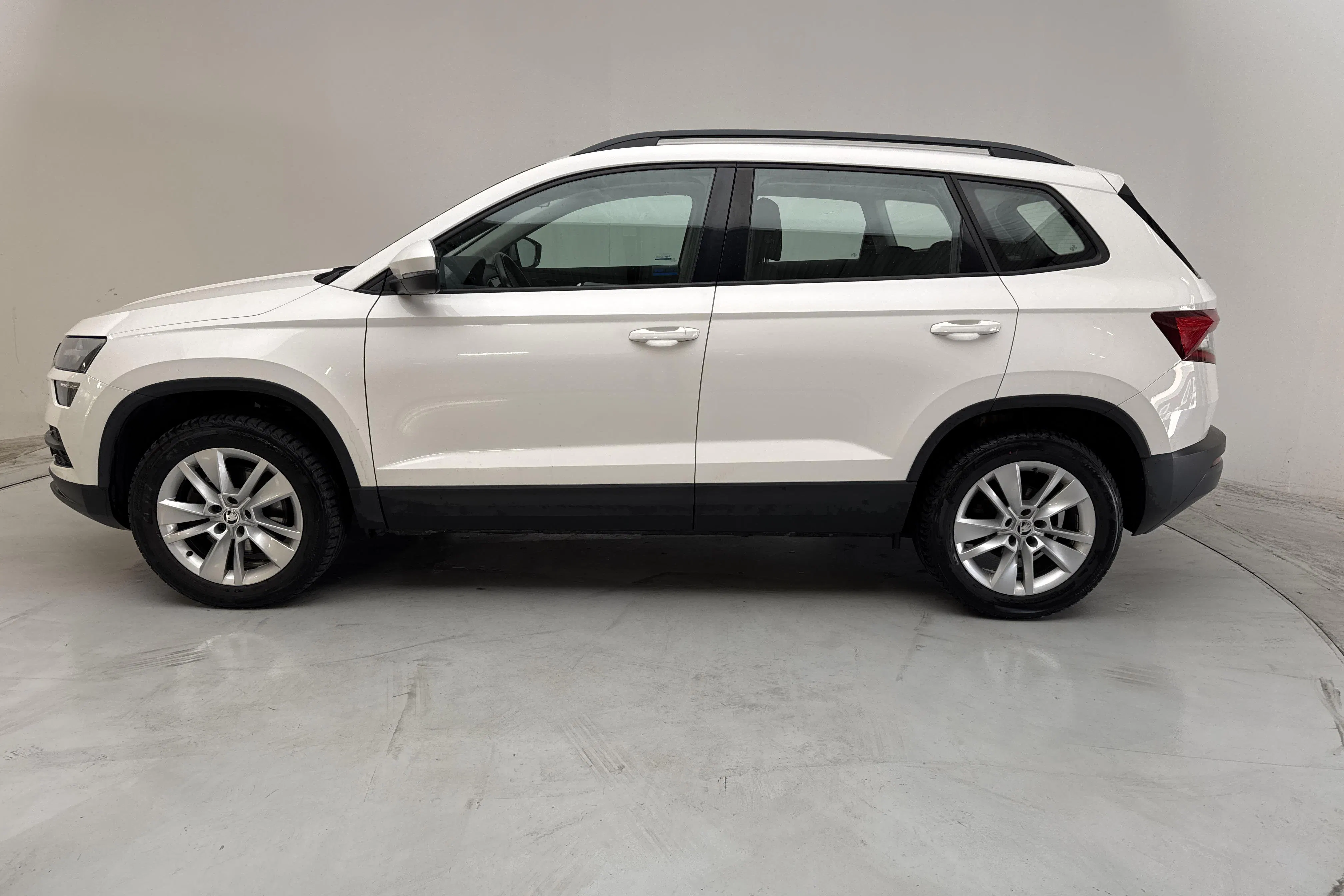 Presentationsfoto 2 av 15: Skoda Karoq 2.0 TDI 4X4 (150hk) - 8 367 mil - Automat - vit - 2020