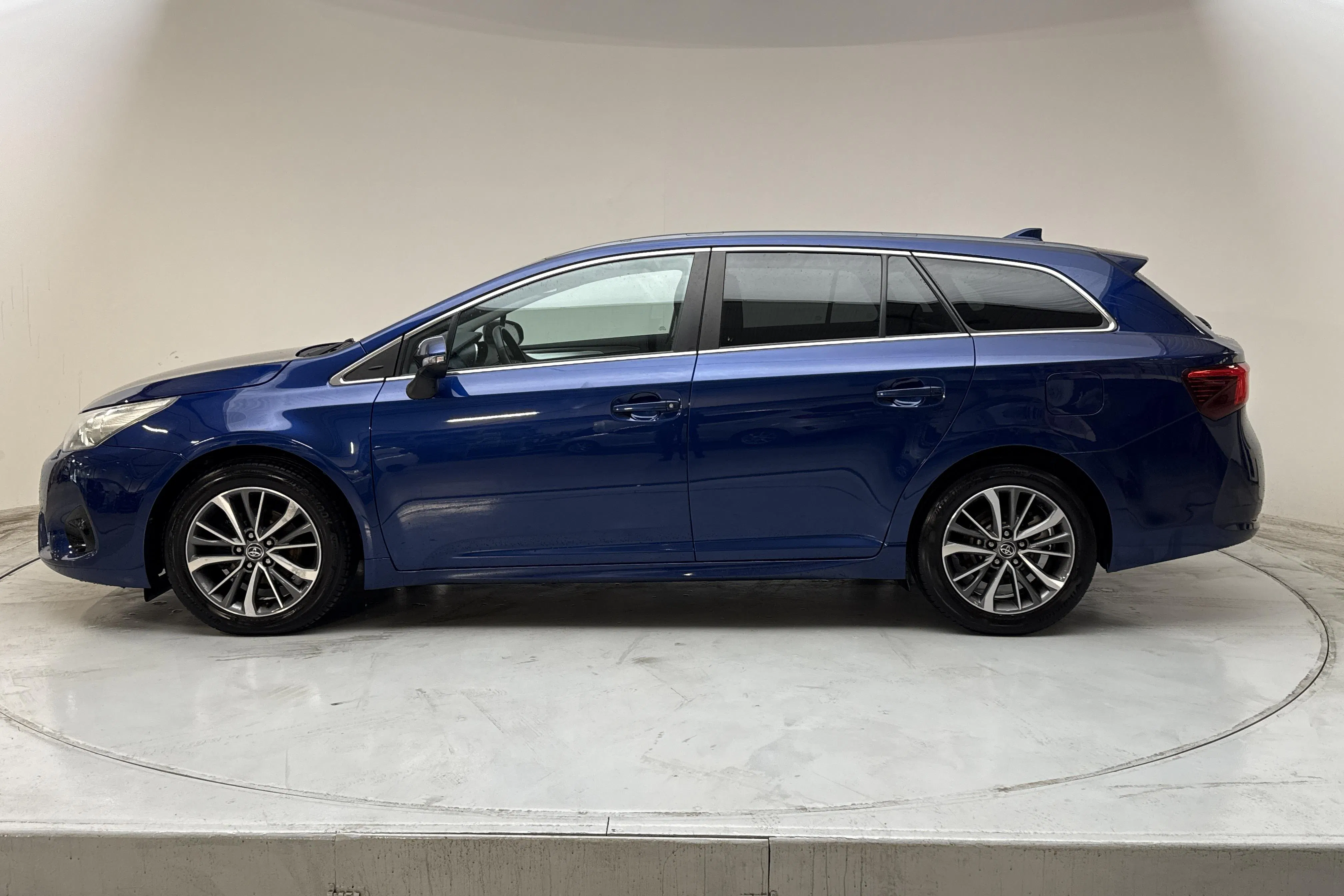 Presentationsfoto 2 av 13: Toyota Avensis 1.6 D-4D Touring Sports (112hk) - 16 338 mil - Manuell - Mörkblå - 2015