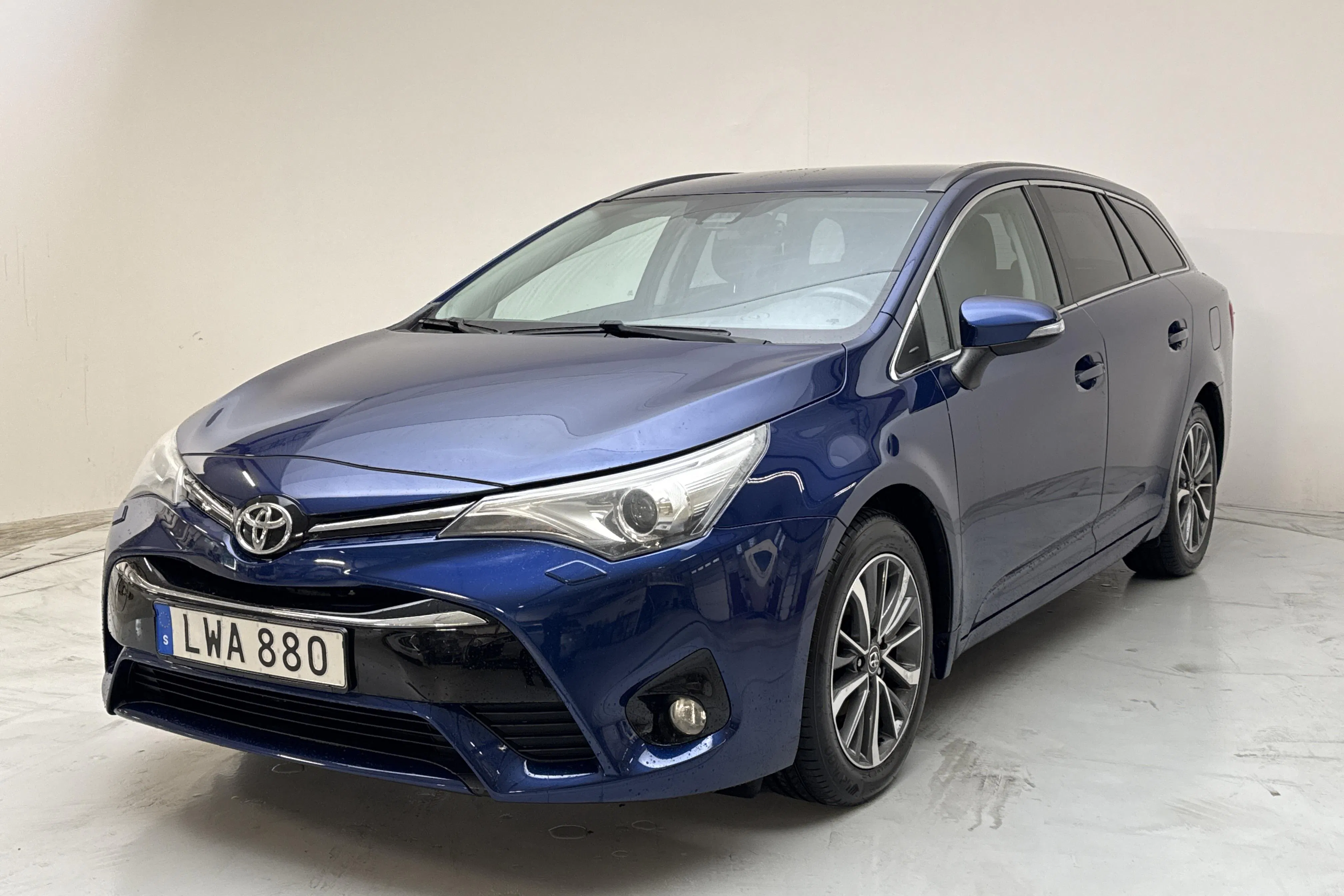 Presentationsfoto 1 av 13: Toyota Avensis 1.6 D-4D Touring Sports (112hk) - 16 338 mil - Manuell - Mörkblå - 2015