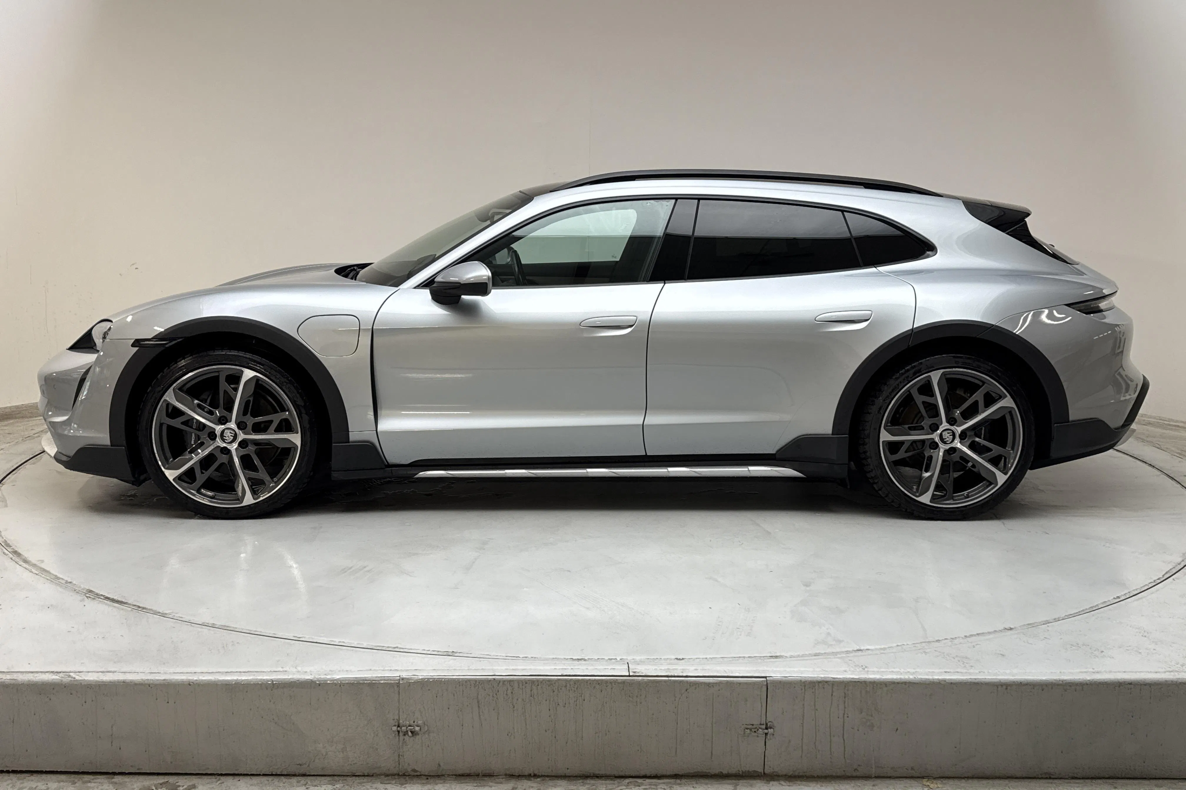 Presentation photo 2 of 21: Porsche Taycan 4 Cross Turismo (476hk) - 7 476 Scandinavian mile - Automatic - silver - 2023