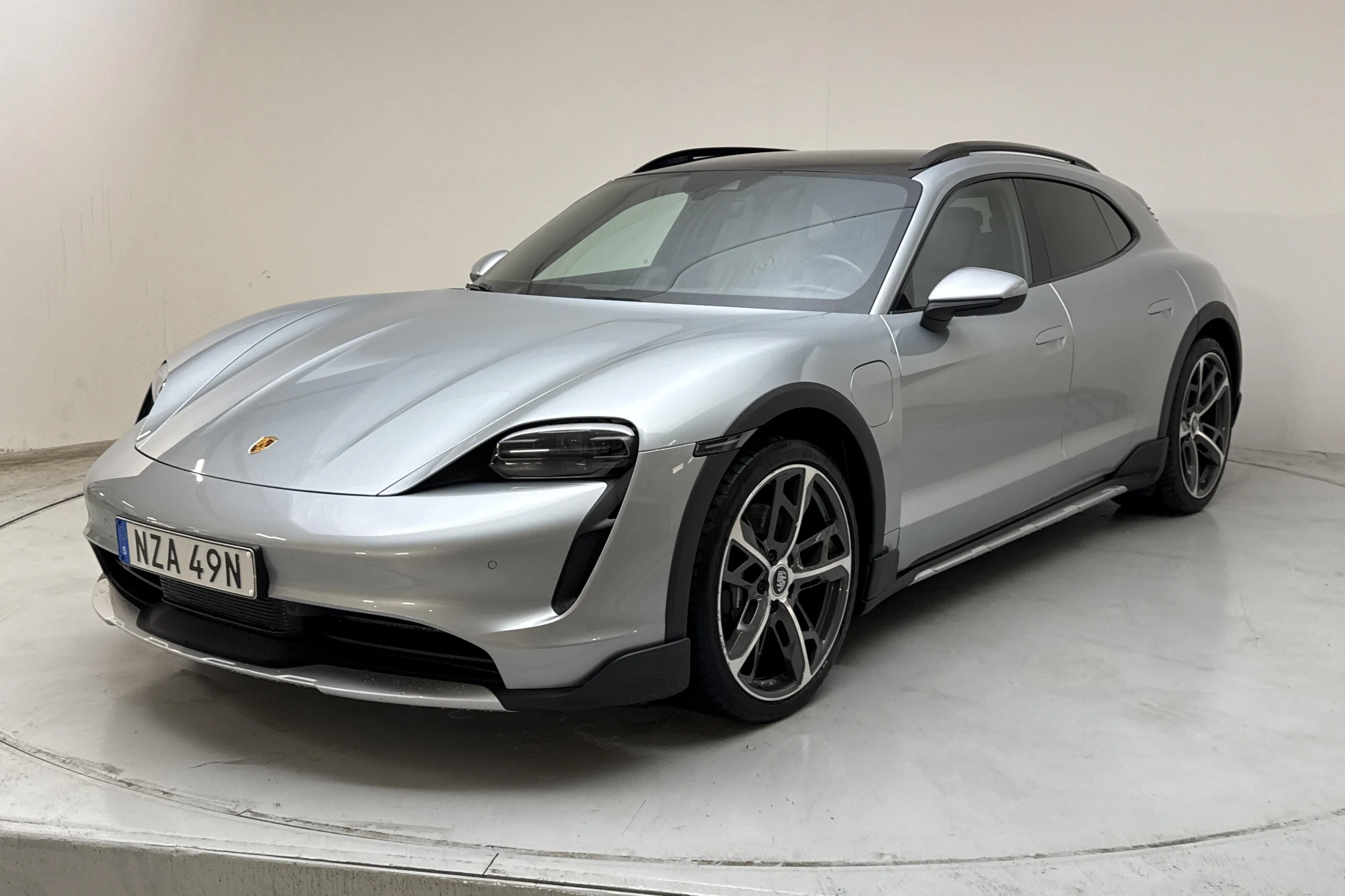 Presentation photo 1 of 21: Porsche Taycan 4 Cross Turismo (476hk) - 7 476 Scandinavian mile - Automatic - silver - 2023