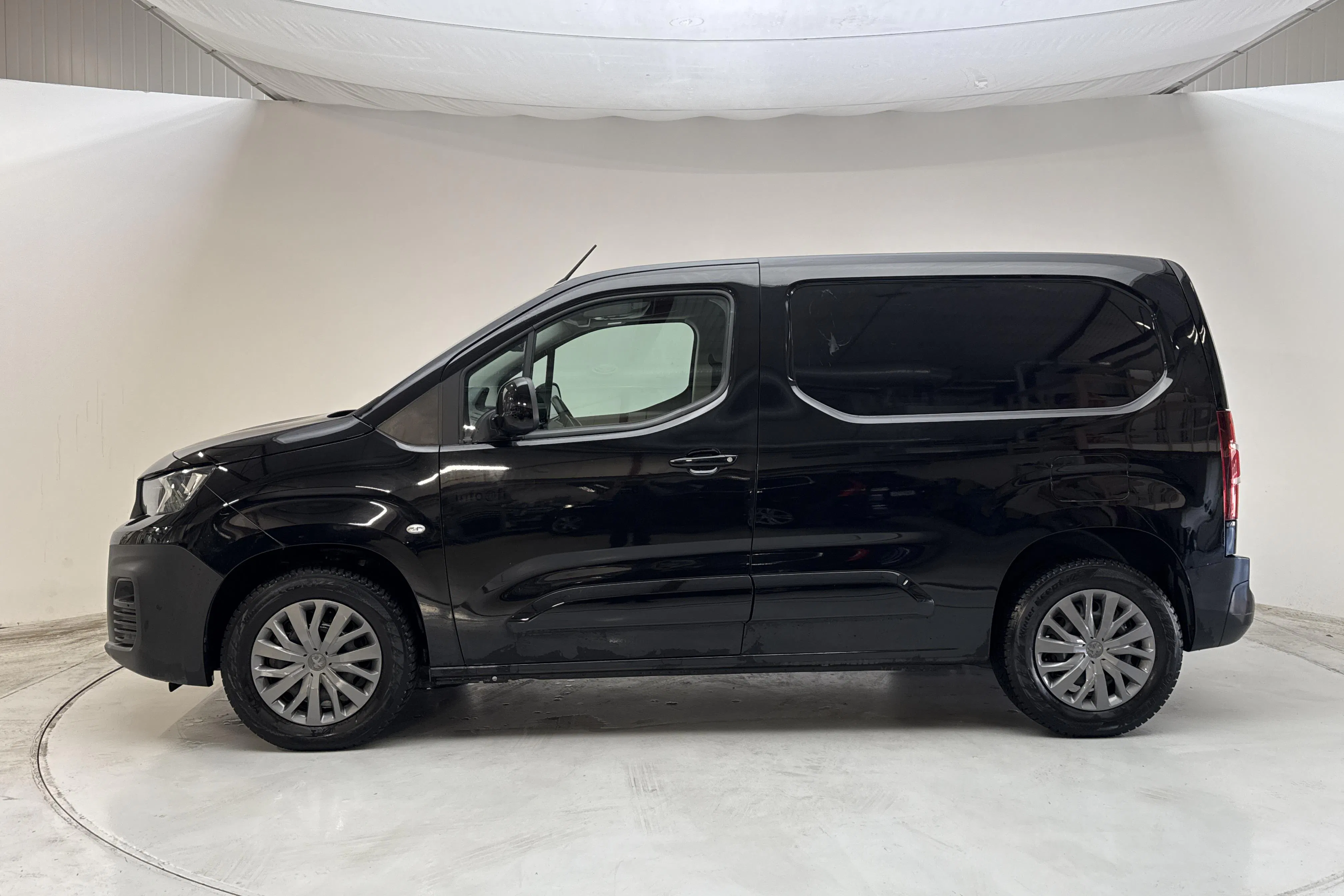 Presentationsfoto 2 av 15: Peugeot e-Partner 50kWh (136hk) - 4 966 mil - Automat - svart - 2023