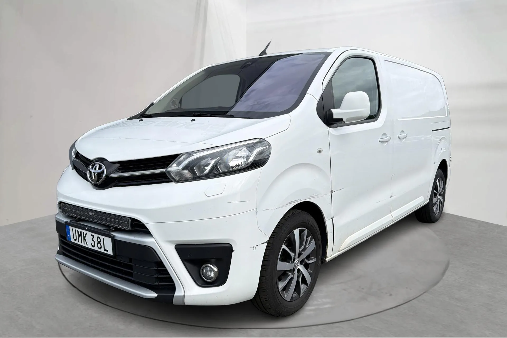 Presentationsfoto 1 av 13: Toyota PROACE 2.0D (120hk) - 23 444 mil - Automat - vit - 2020