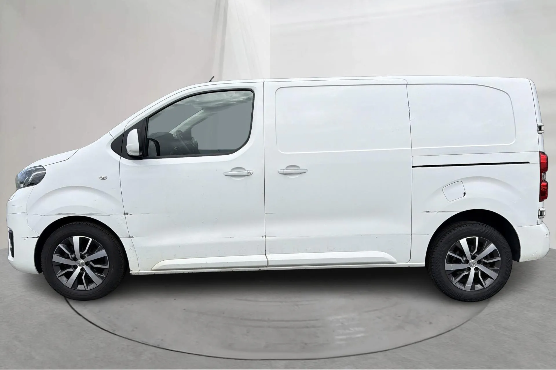 Presentationsfoto 2 av 13: Toyota PROACE 2.0D (120hk) - 23 444 mil - Automat - vit - 2020