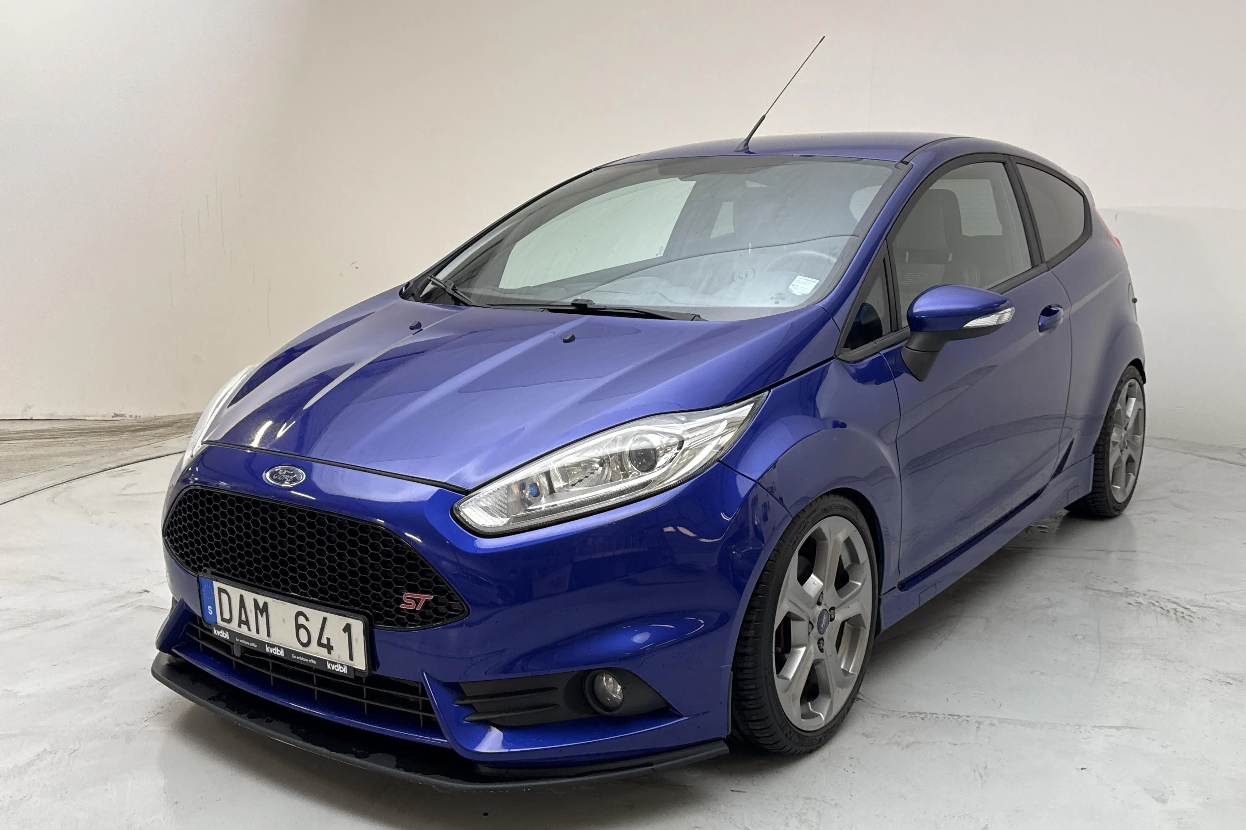 Presentationsfoto 1 av 15: Ford Fiesta 1.6 ST 3dr (182hk) - 9 501 mil - Manuell - blå - 2014