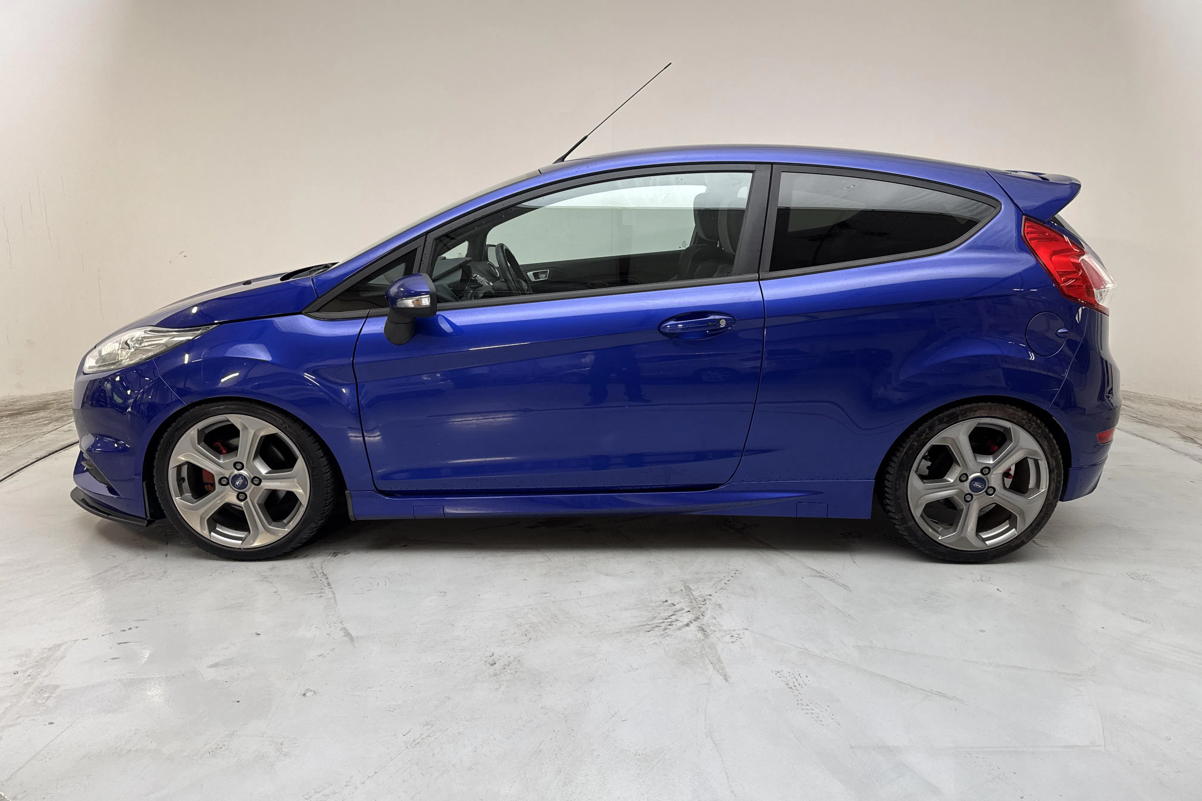 Presentationsfoto 2 av 15: Ford Fiesta 1.6 ST 3dr (182hk) - 9 501 mil - Manuell - blå - 2014