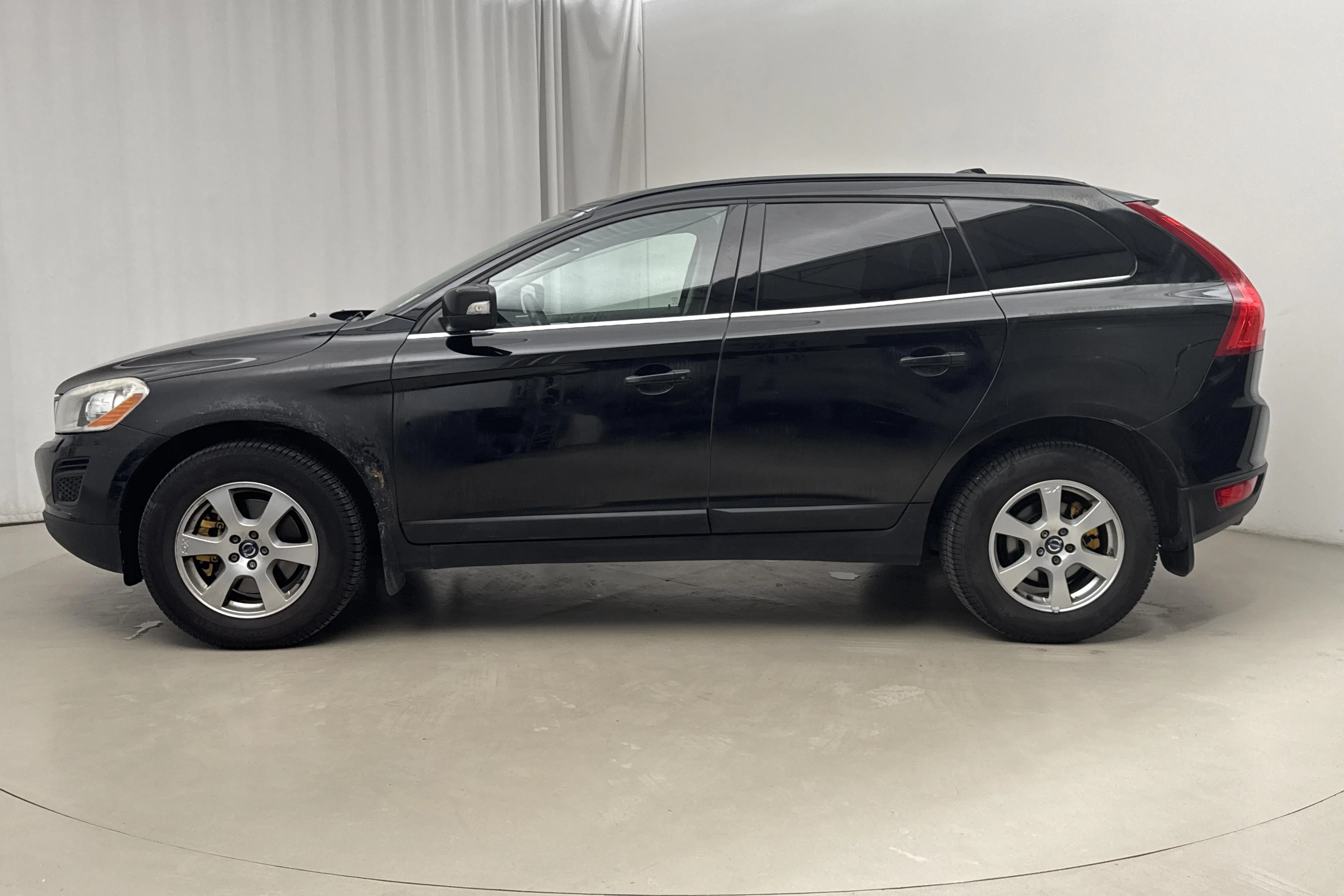 Presentationsfoto 2 av 13: Volvo XC60 D3 2WD (163hk) - 32 781 mil - Automat - svart - 2012