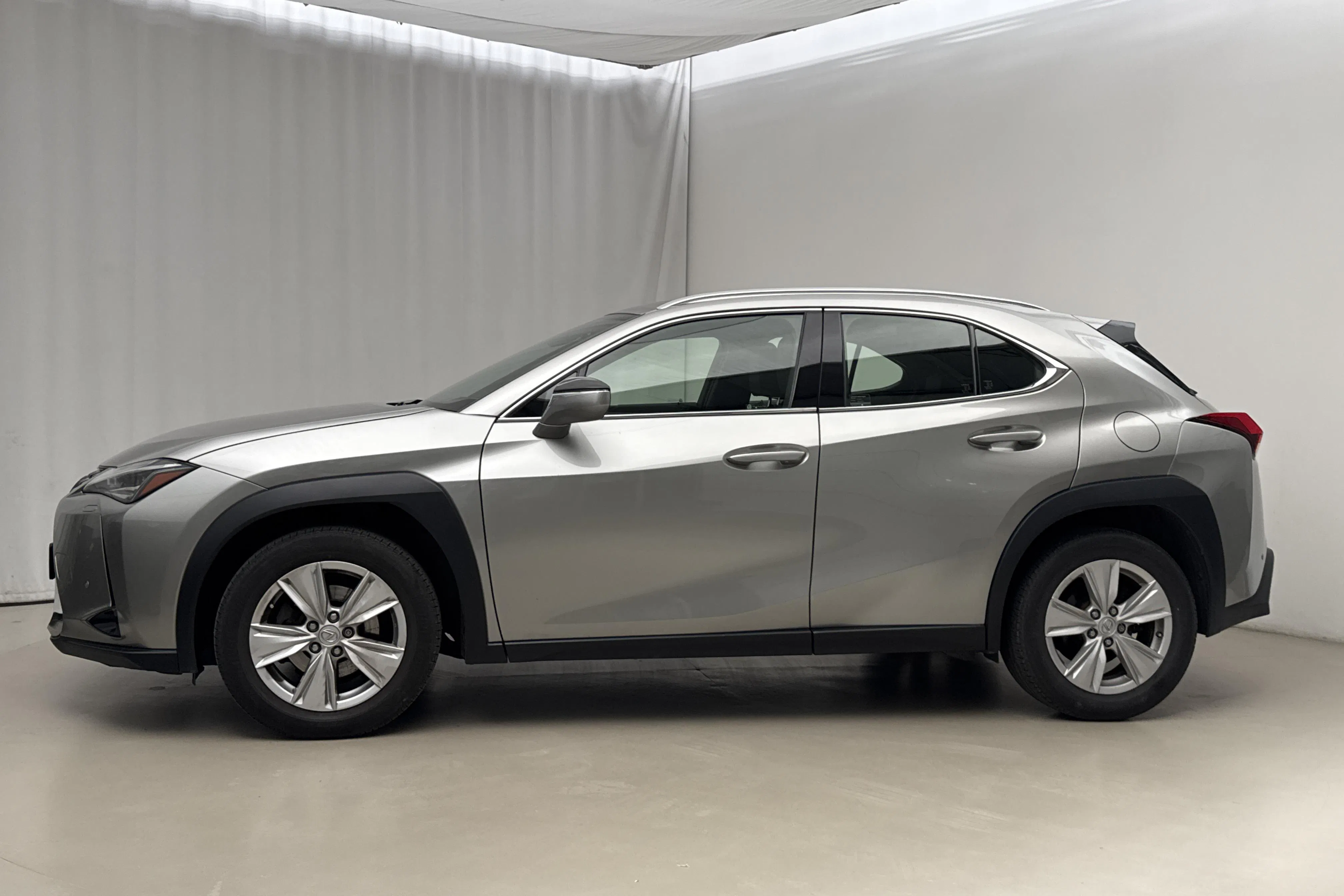 Presentation photo 2 of 16: Lexus UX 250h AWD (178hk) - 156 150 km - Automatic - light grey - 2019