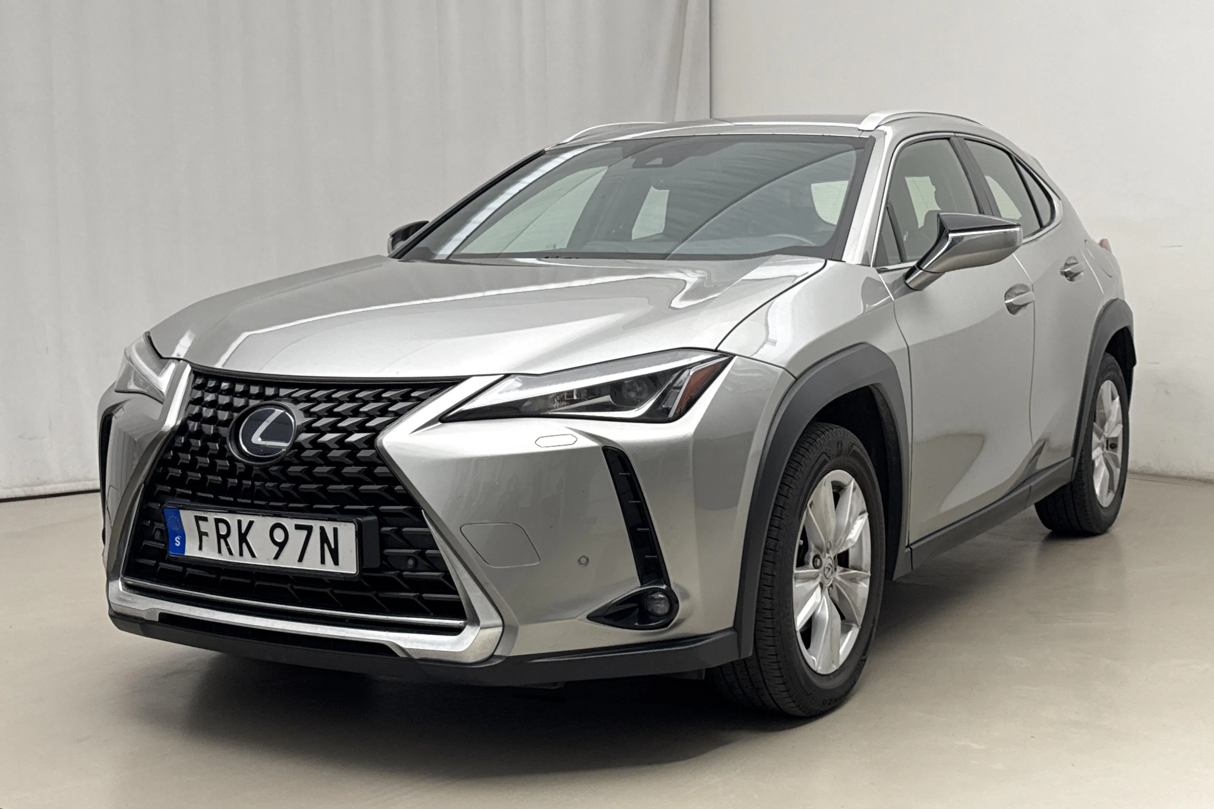 Presentation photo 1 of 16: Lexus UX 250h AWD (178hk) - 156 150 km - Automatic - light grey - 2019