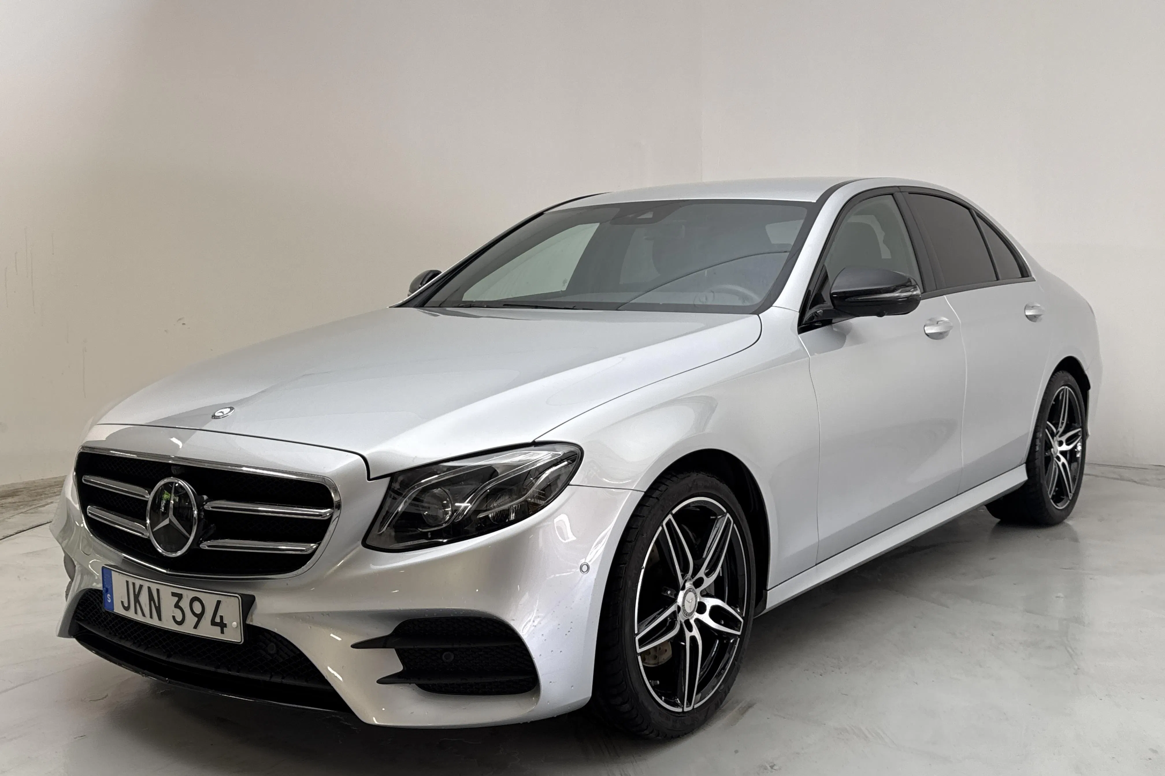 Presentationsfoto 1 av 16: Mercedes E 220 d Sedan W213 (194hk) - 3 654 mil - Automat - silver - 2017