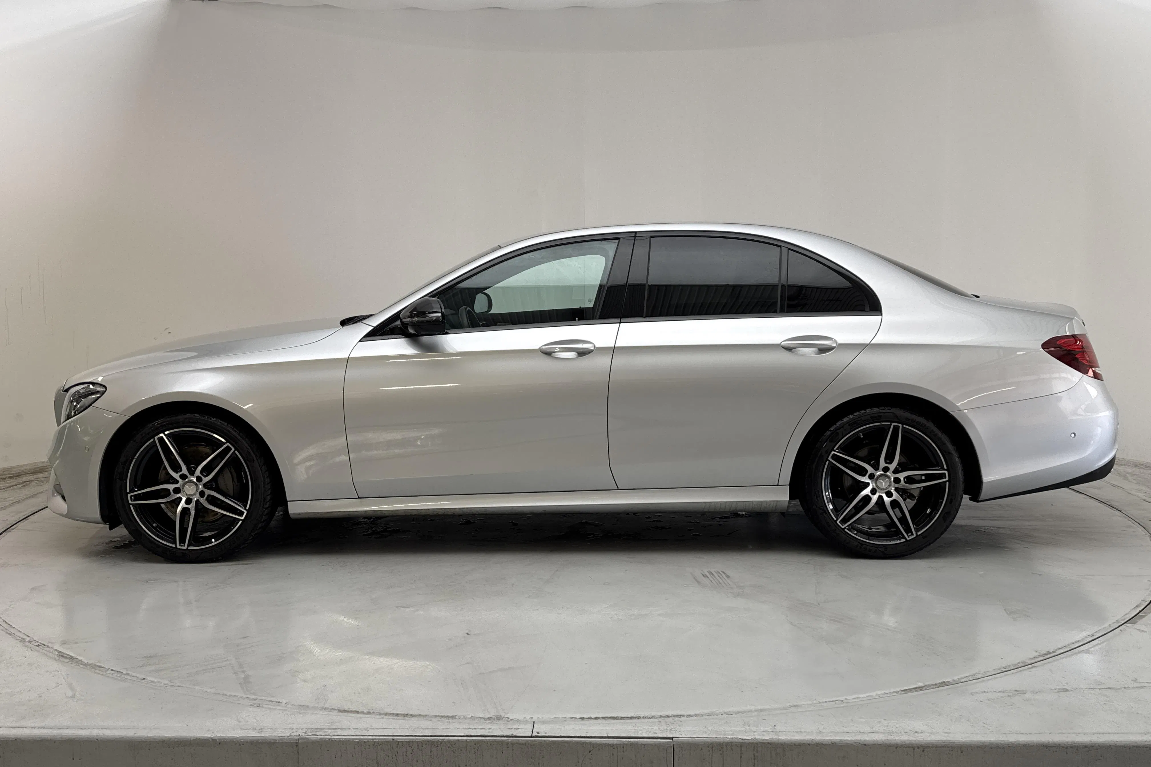 Presentationsfoto 2 av 16: Mercedes E 220 d Sedan W213 (194hk) - 3 654 mil - Automat - silver - 2017