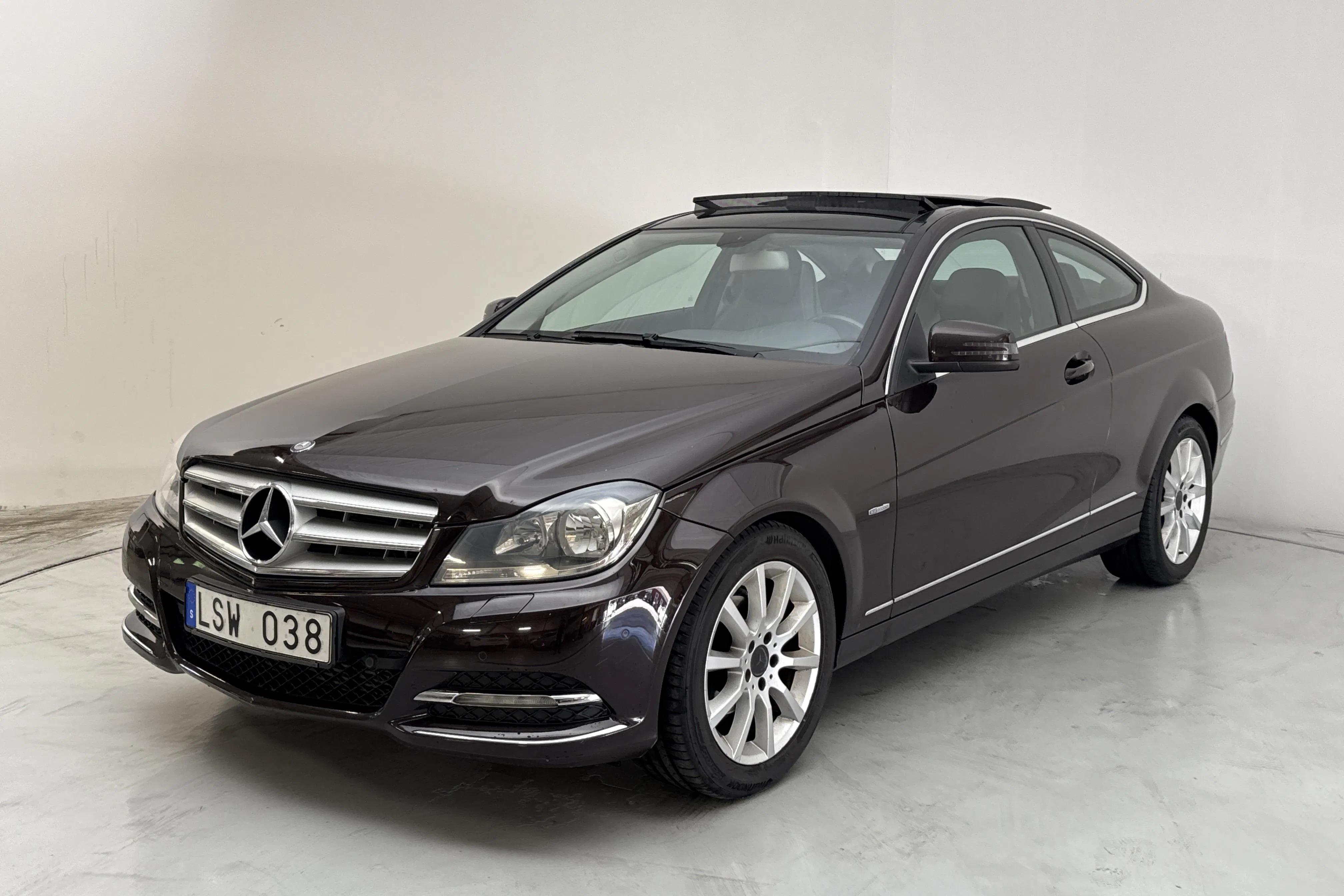 Presentationsfoto 1 av 13: Mercedes C 180 C204 (156hk) - 18 260 mil - Automat - Mörkbrun - 2011