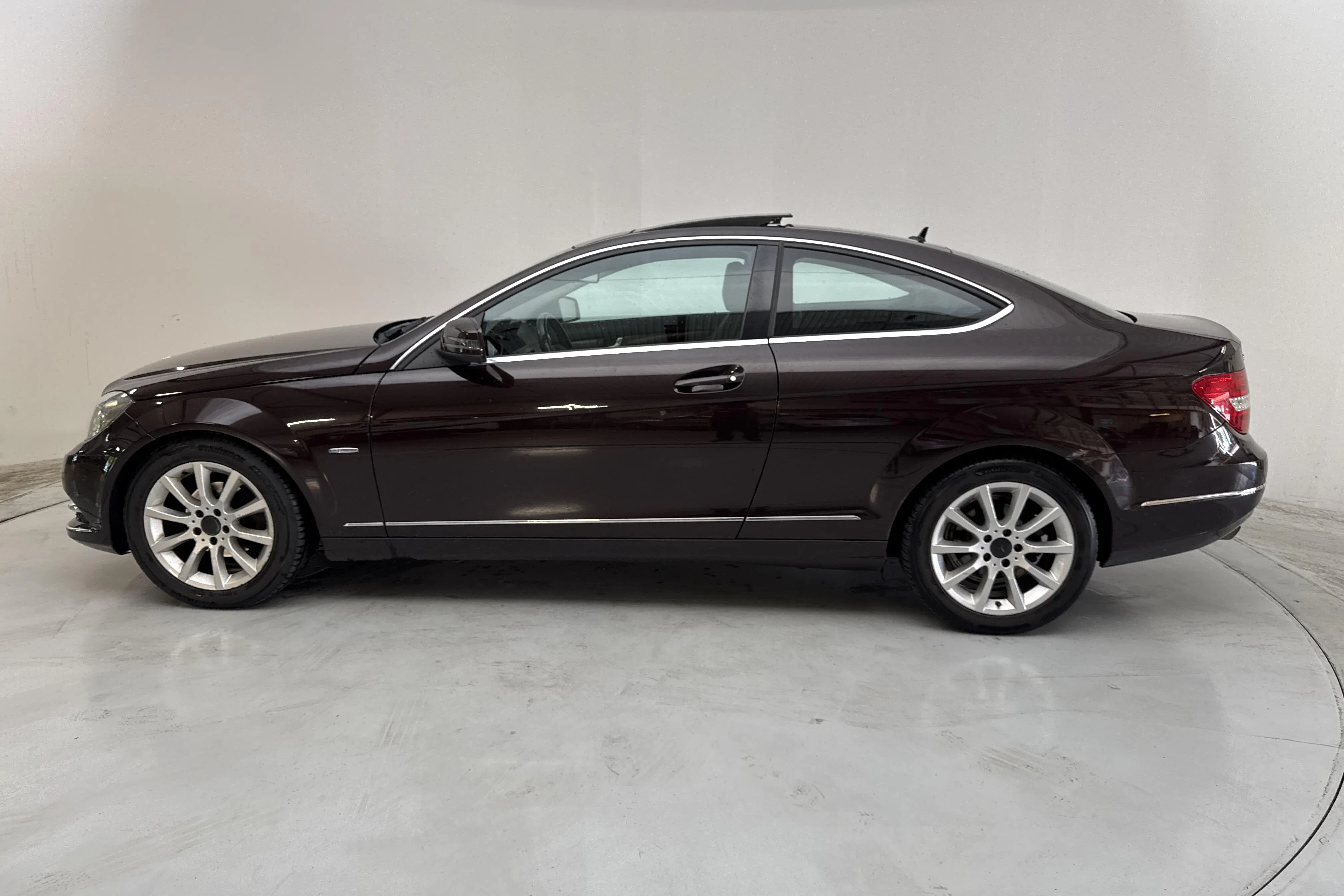 Presentationsfoto 2 av 13: Mercedes C 180 C204 (156hk) - 18 260 mil - Automat - Mörkbrun - 2011