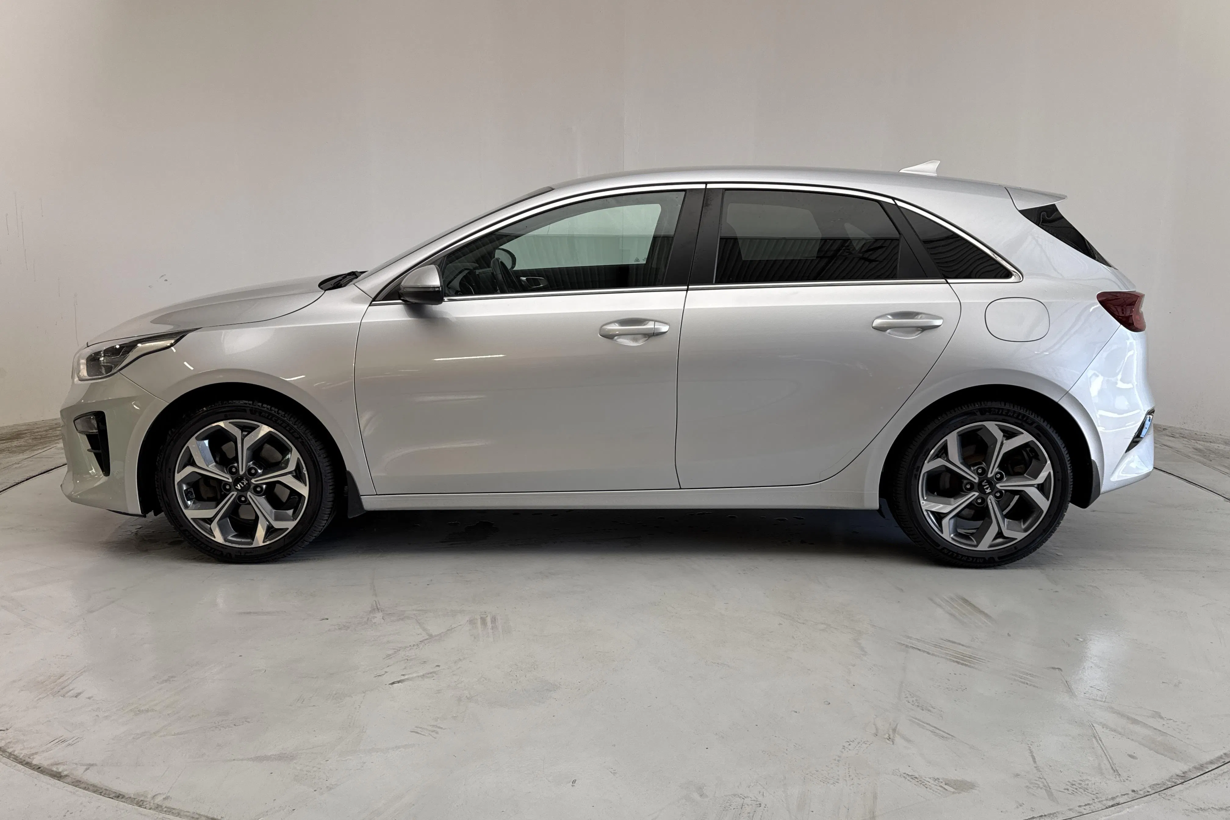 Presentationsfoto 2 av 11: KIA Ceed 1.5 T-GDi 5dr (160hk) - 10 244 mil - Automat - grå - 2021