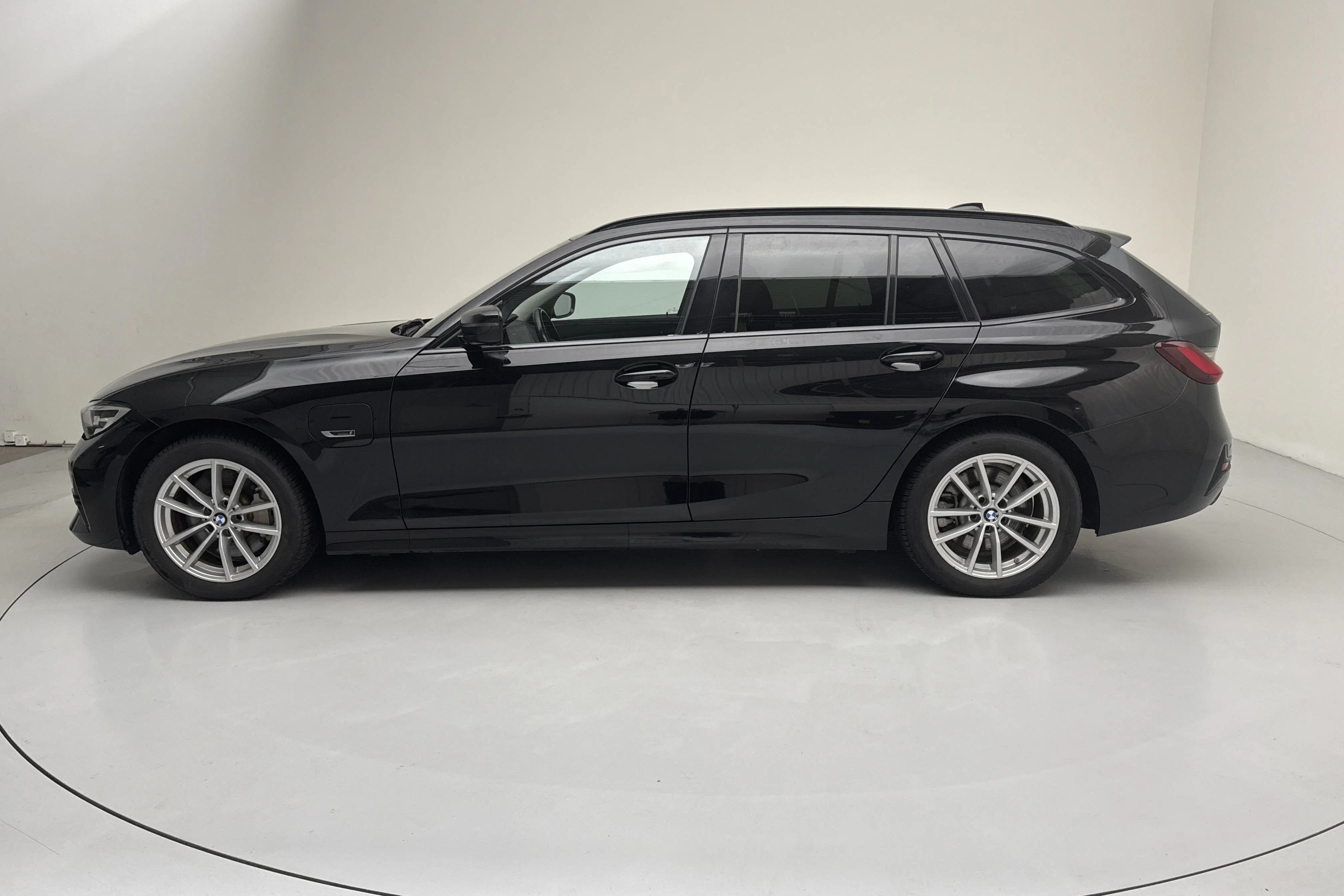 Presentationsfoto 2 av 21: BMW 330e Touring, G21 (292hk) - 12 281 mil - Automat - svart - 2022