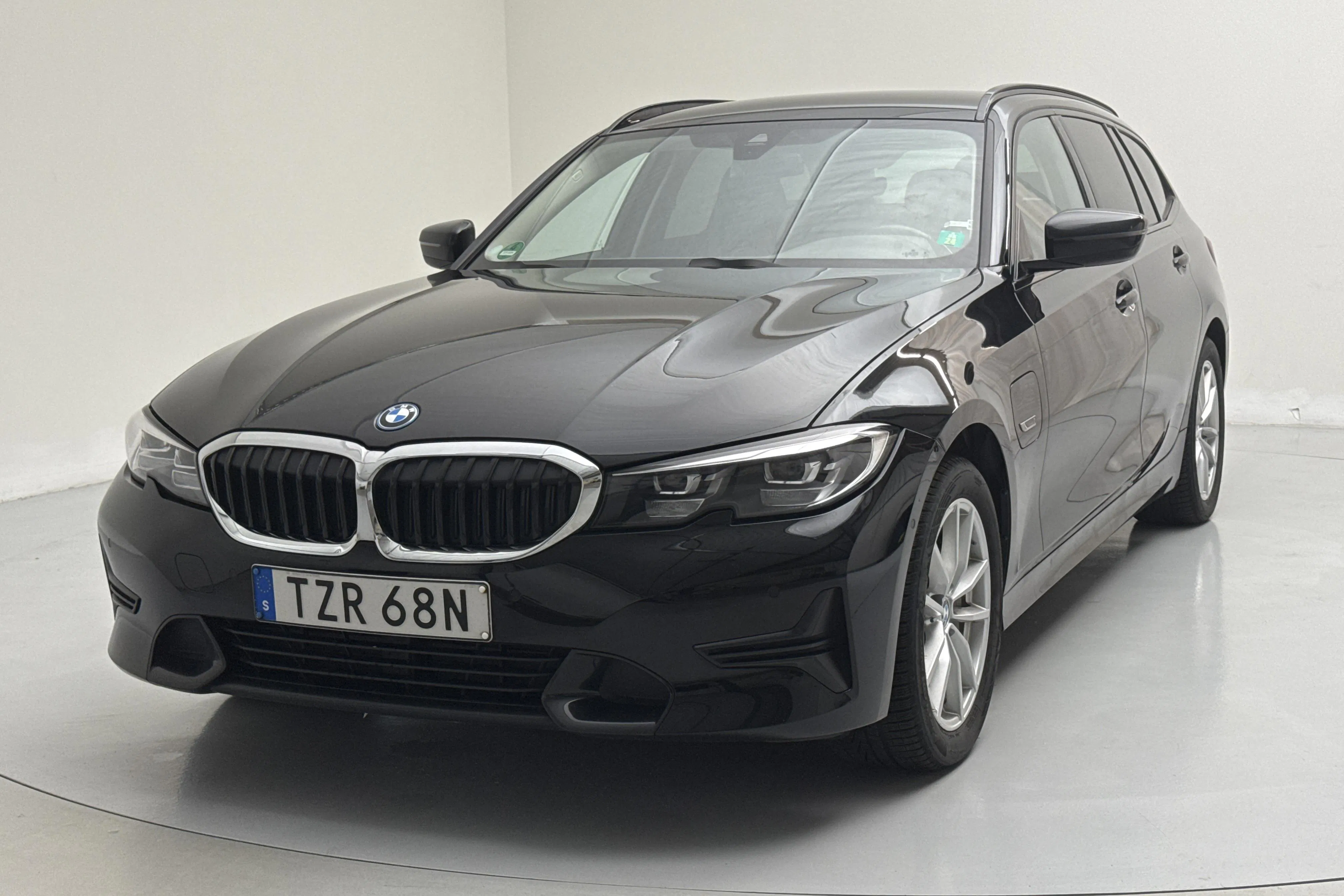Presentationsfoto 1 av 21: BMW 330e Touring, G21 (292hk) - 12 281 mil - Automat - svart - 2022